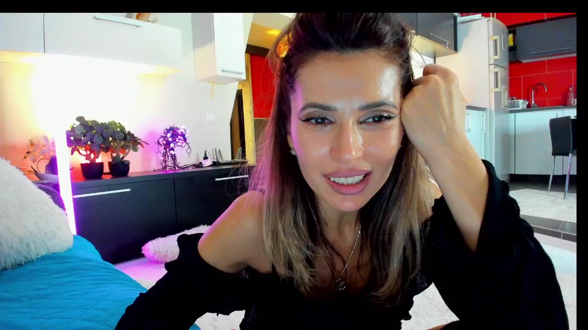 Gallery image thumbnail from SmileyTinaa's myfreecams stream on, 03/22/2025, 04:58 image 17 of 20