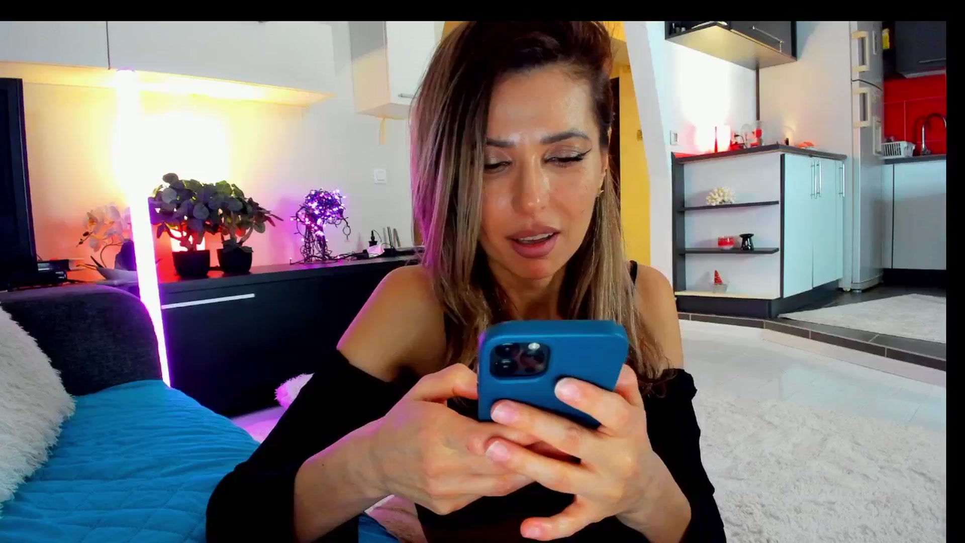 Gallery image thumbnail from SmileyTinaa's myfreecams stream on, 03/22/2025, 04:58 image 7 of 20