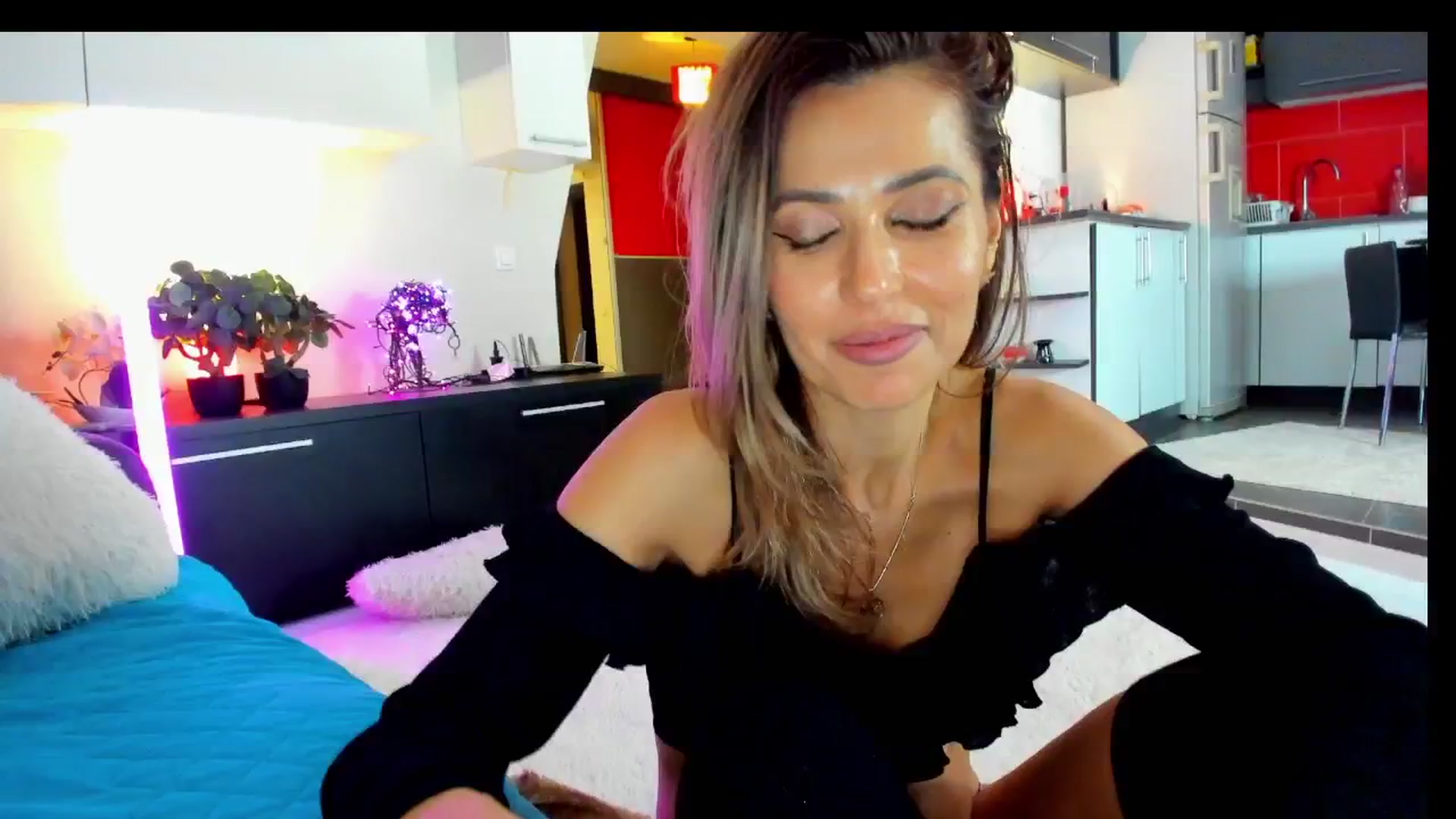 Gallery image thumbnail from SmileyTinaa's myfreecams stream on, 03/22/2025, 04:58 image 18 of 20