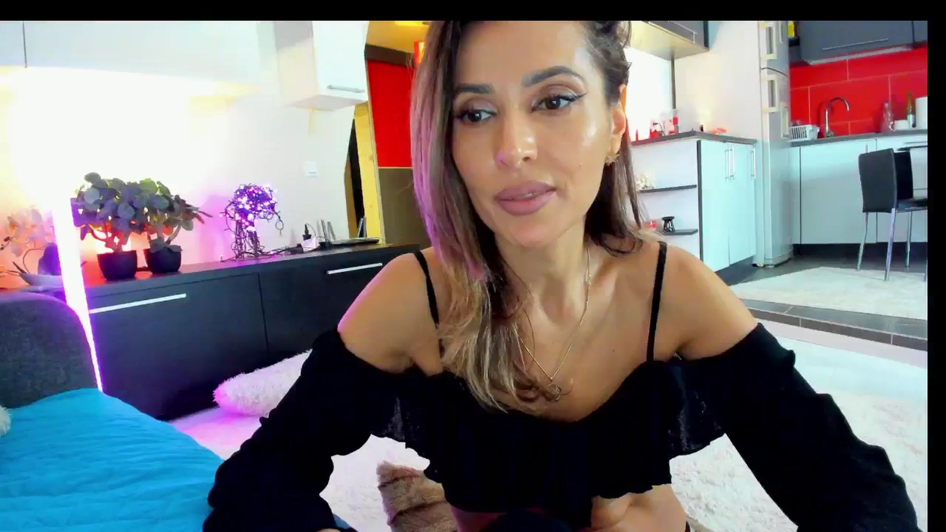 Gallery image thumbnail from SmileyTinaa's myfreecams stream on, 03/22/2025, 04:58 image 1 of 20