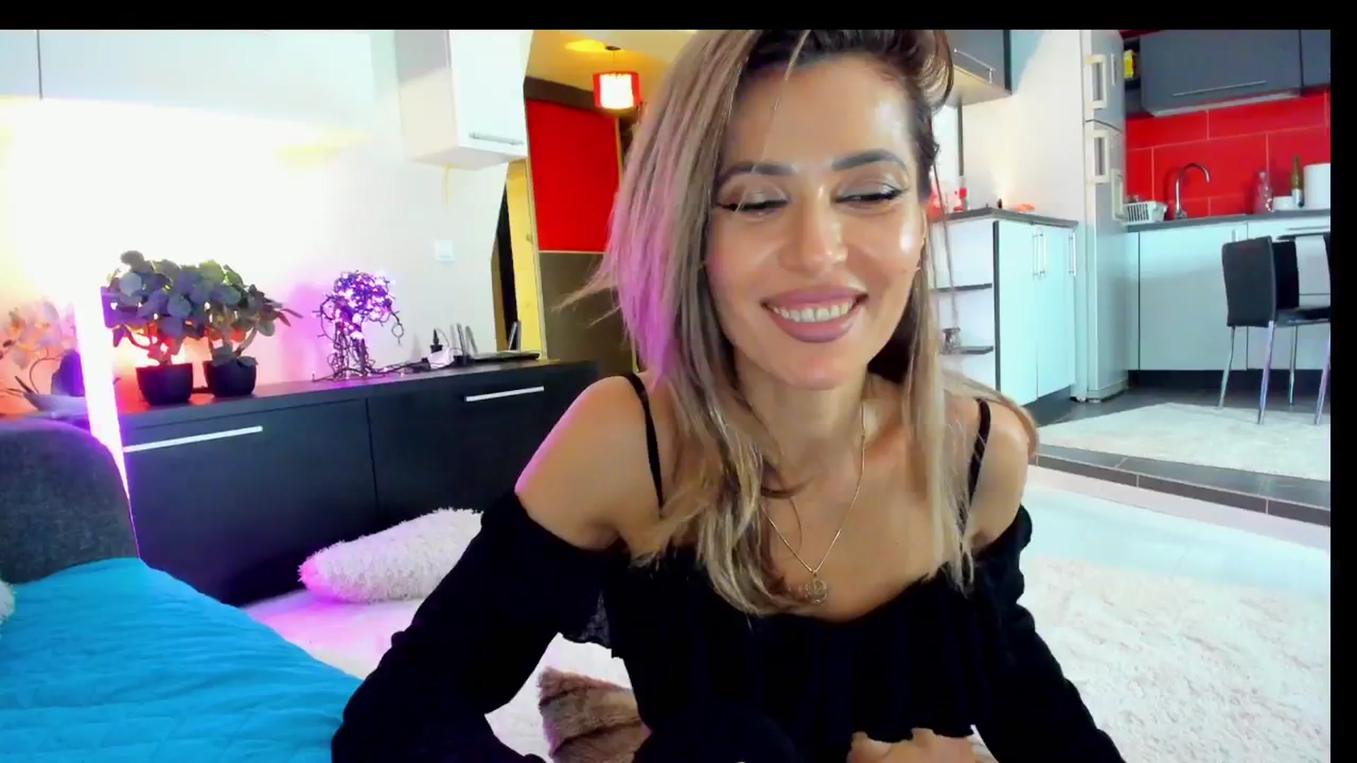 Gallery image thumbnail from SmileyTinaa's myfreecams stream on, 03/22/2025, 04:58 image 3 of 20
