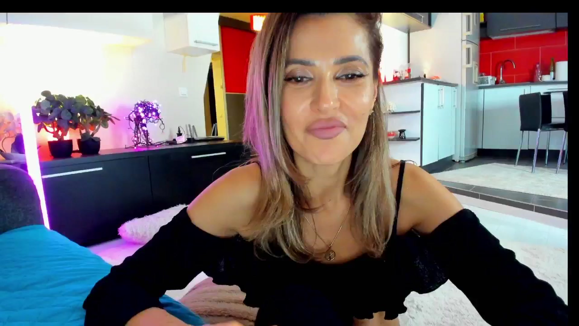 Gallery image thumbnail from SmileyTinaa's myfreecams stream on, 03/22/2025, 04:58 image 6 of 20