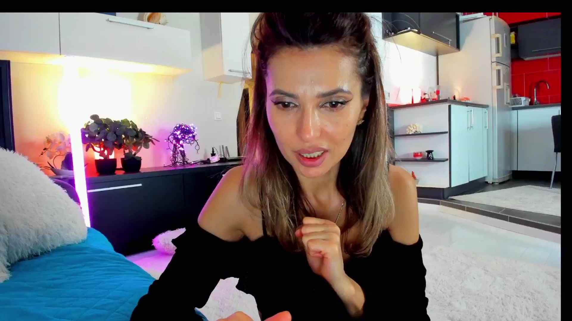 Gallery image thumbnail from SmileyTinaa's myfreecams stream on, 03/22/2025, 04:58 image 16 of 20