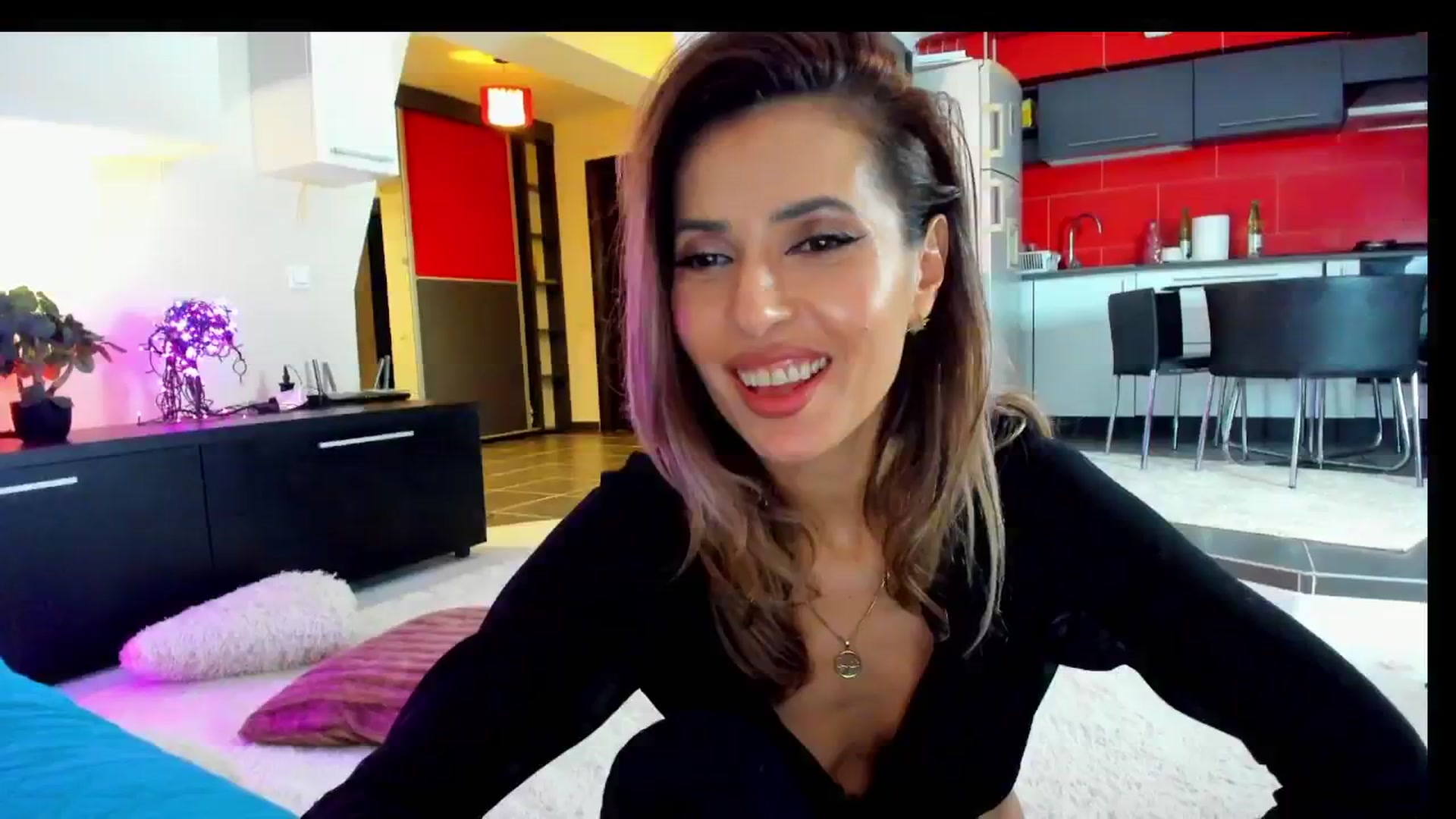 Gallery image thumbnail from SmileyTinaa's myfreecams stream on, 04/04/2025, 24:17 image 11 of 20