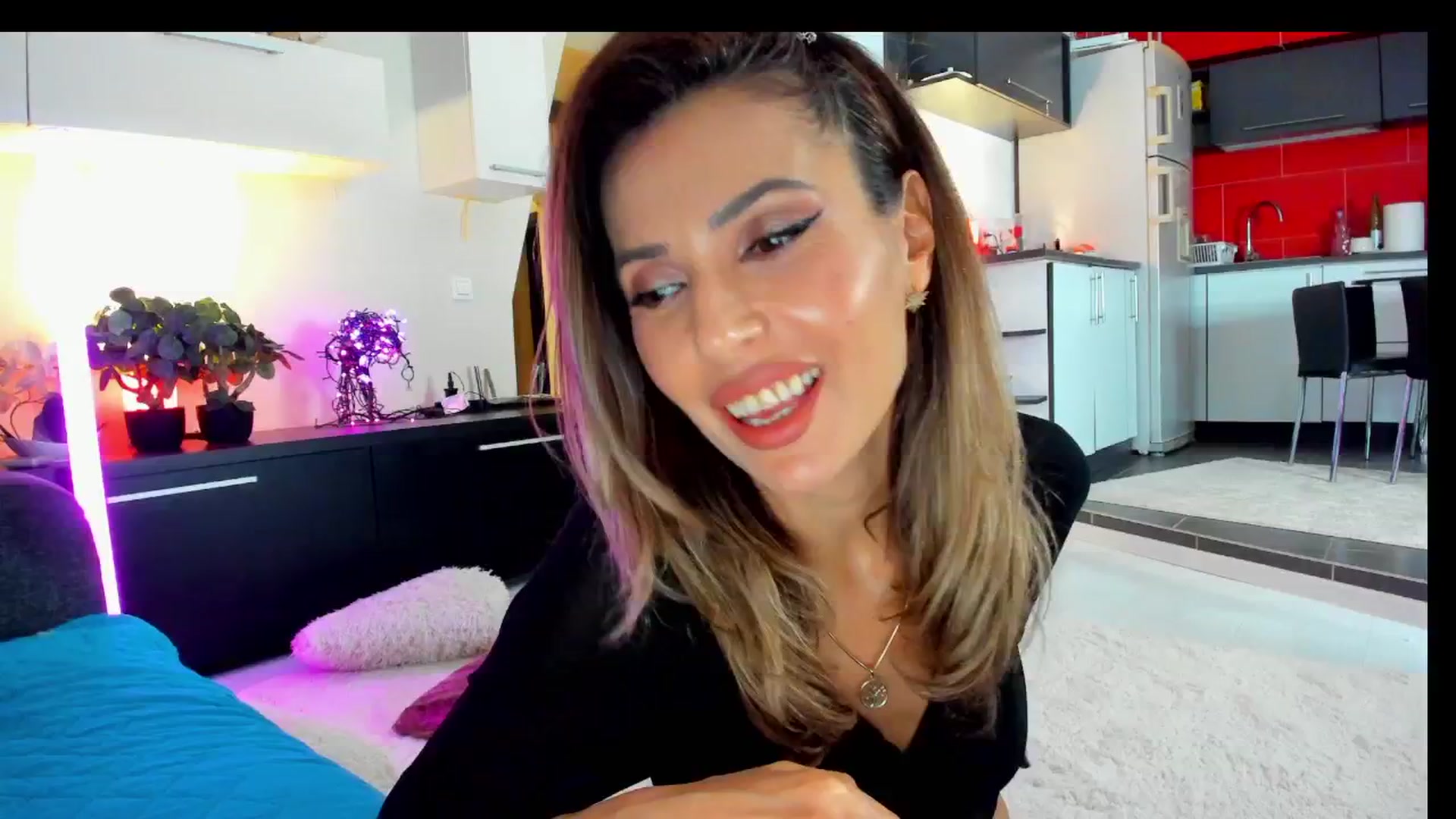 Gallery image thumbnail from SmileyTinaa's myfreecams stream on, 04/04/2025, 24:17 image 1 of 20