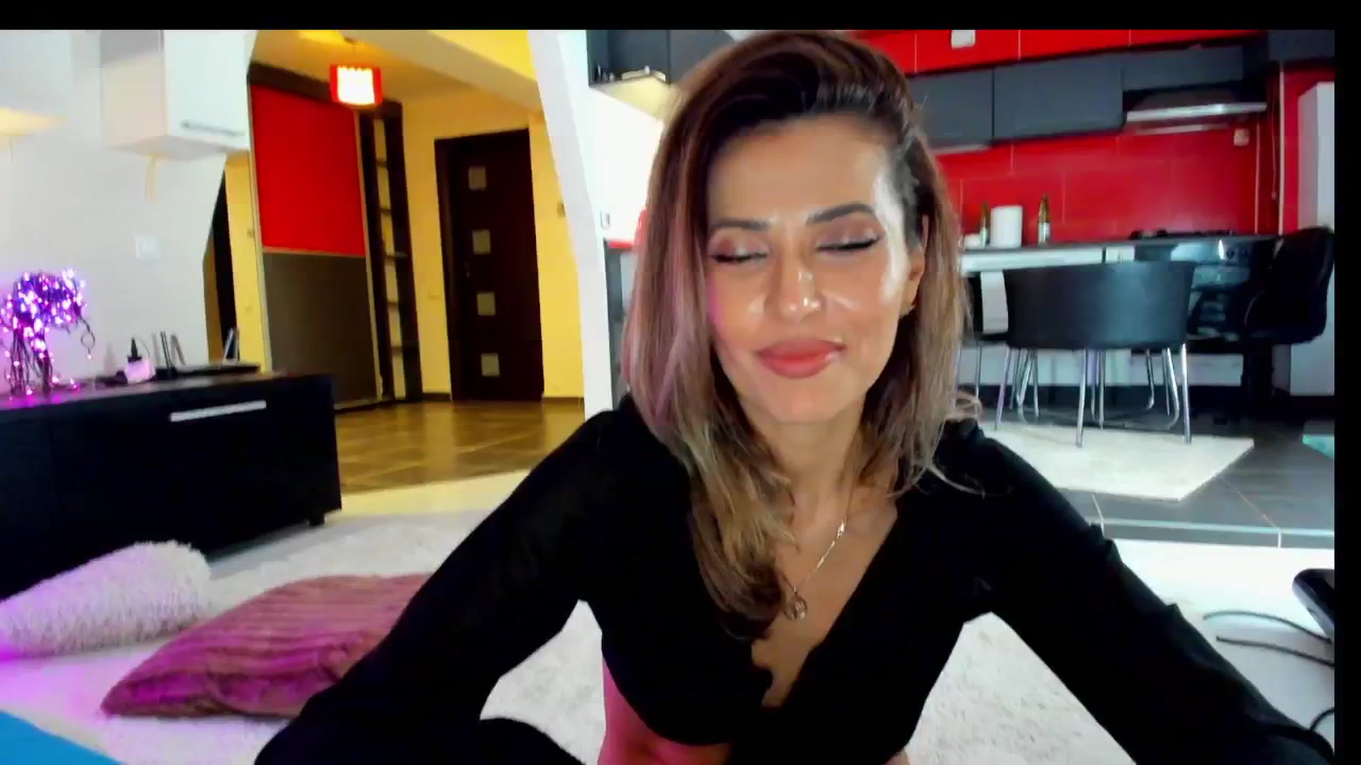Gallery image thumbnail from SmileyTinaa's myfreecams stream on, 04/04/2025, 24:17 image 8 of 20