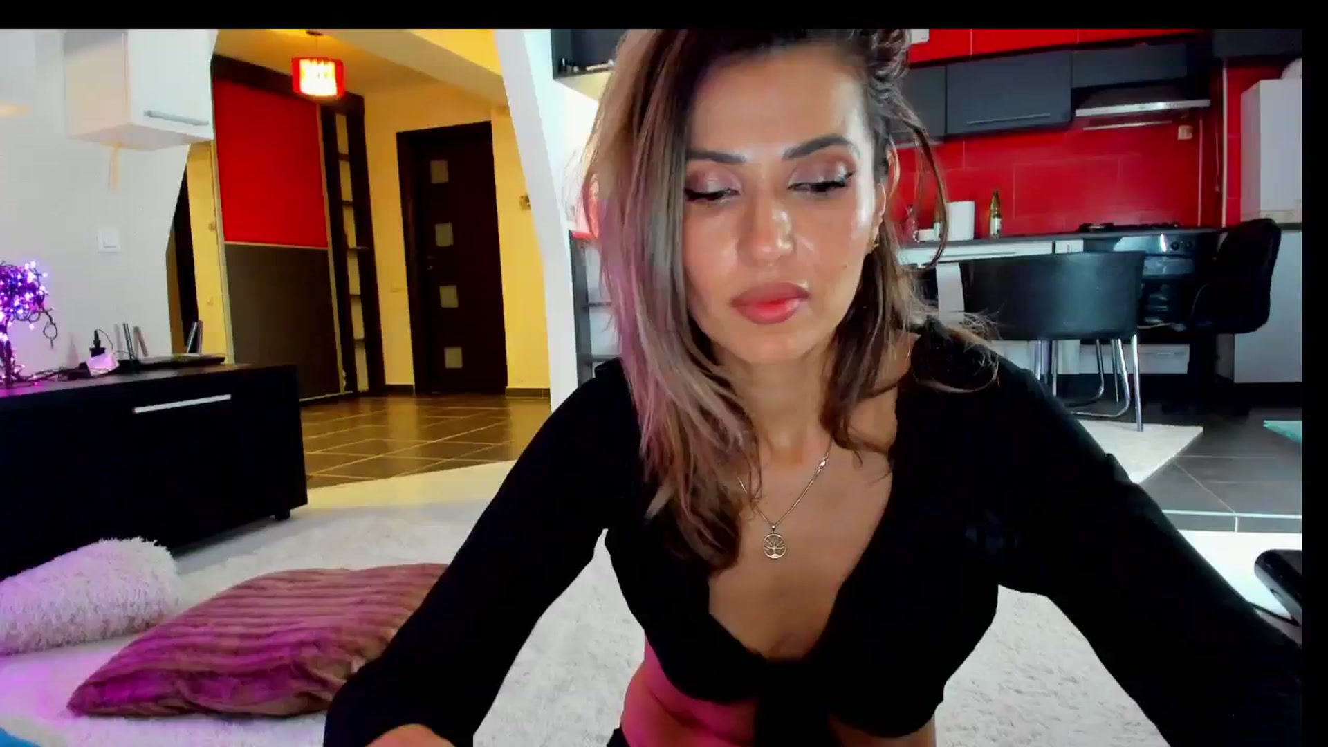 Gallery image thumbnail from SmileyTinaa's myfreecams stream on, 04/04/2025, 24:17 image 13 of 20