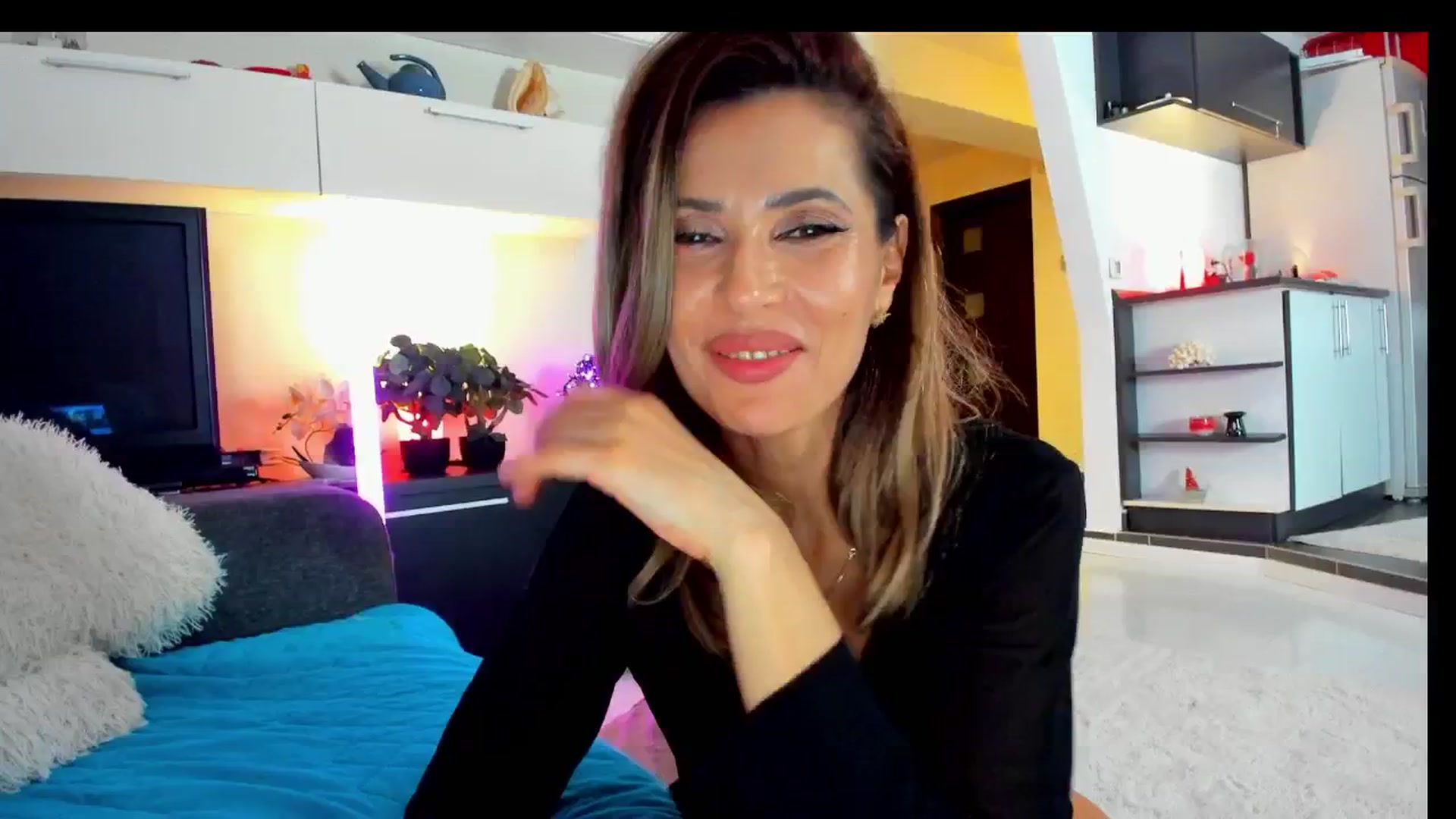 Gallery image thumbnail from SmileyTinaa's myfreecams stream on, 04/04/2025, 24:17 image 17 of 20