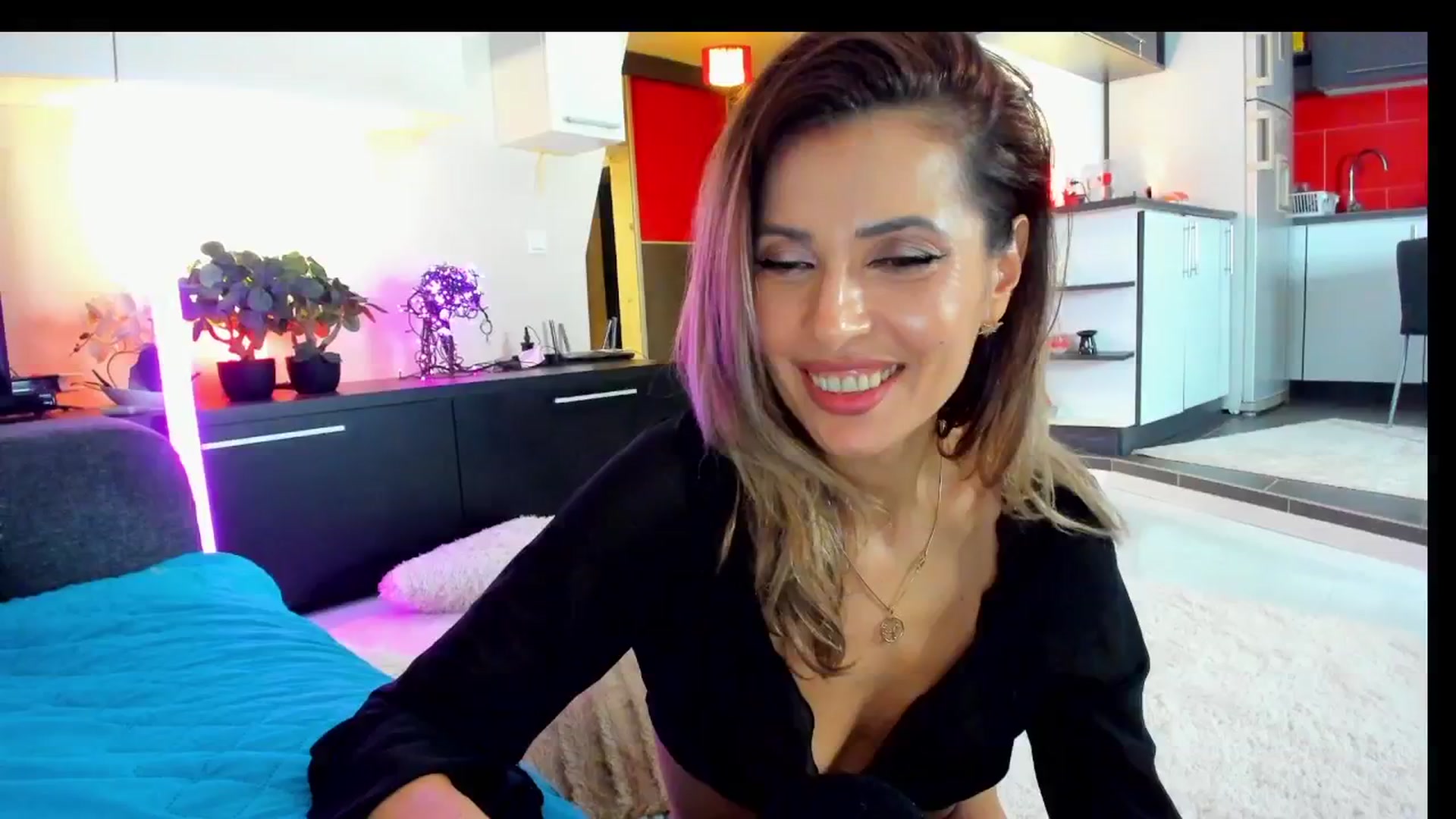 Gallery image thumbnail from SmileyTinaa's myfreecams stream on, 04/04/2025, 24:17 image 19 of 20