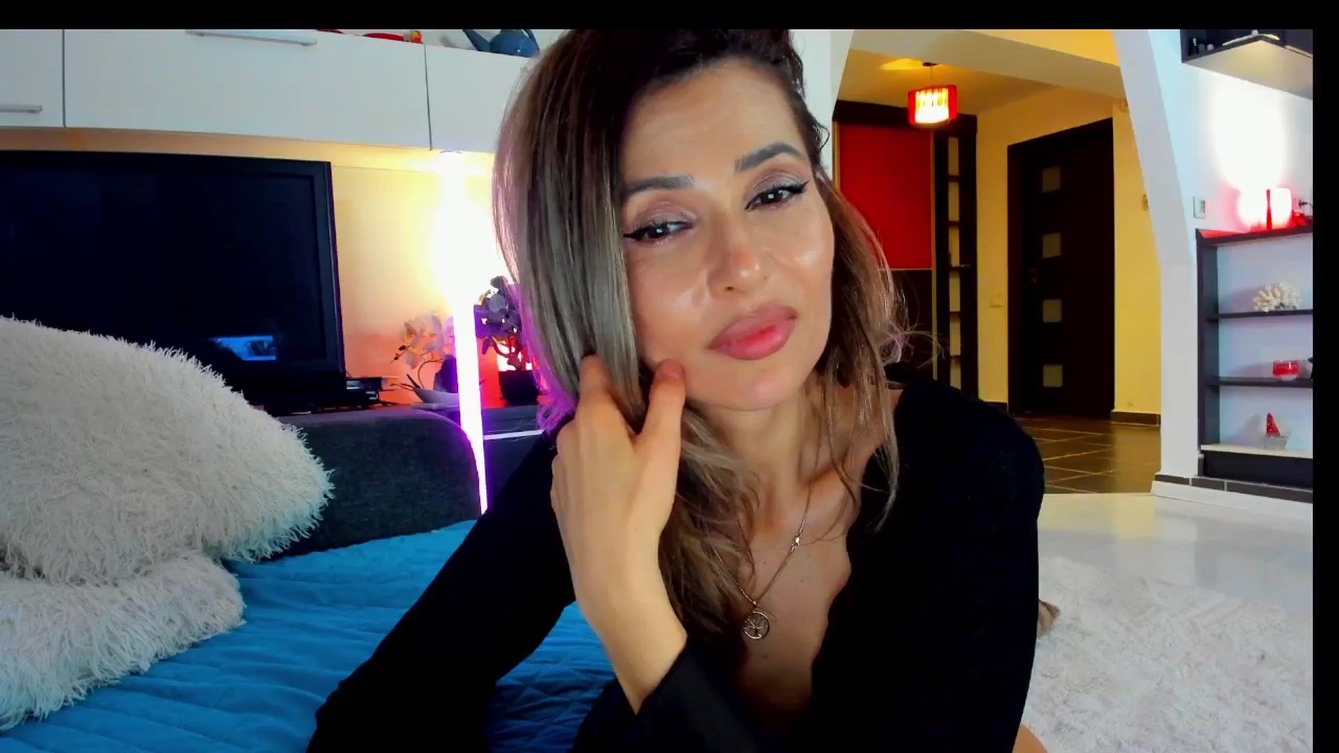 Gallery image thumbnail from SmileyTinaa's myfreecams stream on, 04/04/2025, 24:17 image 15 of 20