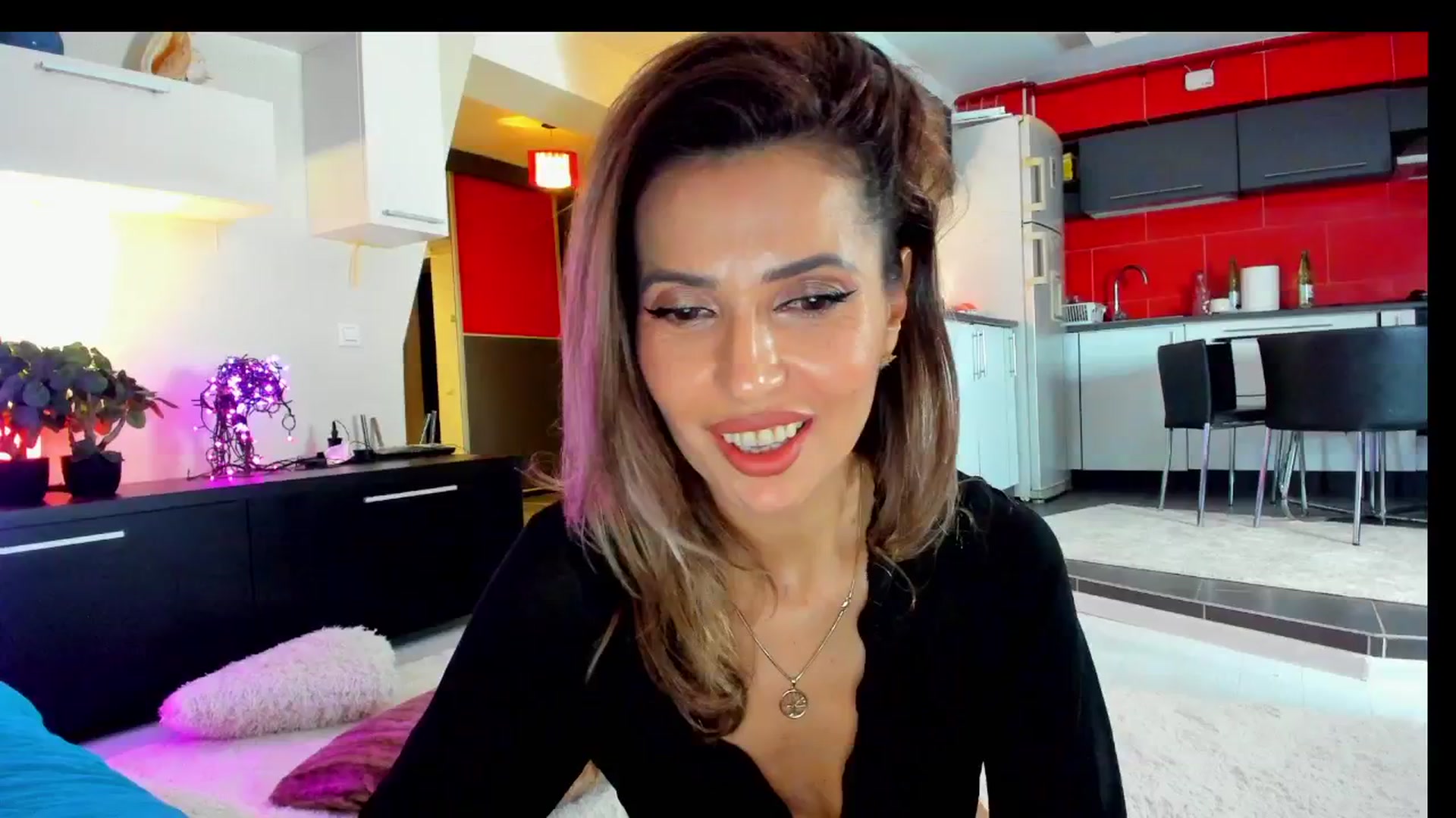 Gallery image thumbnail from SmileyTinaa's myfreecams stream on, 04/04/2025, 24:17 image 3 of 20
