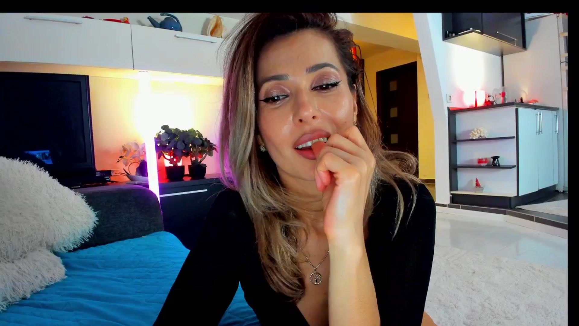 Gallery image thumbnail from SmileyTinaa's myfreecams stream on, 04/04/2025, 24:17 image 10 of 20