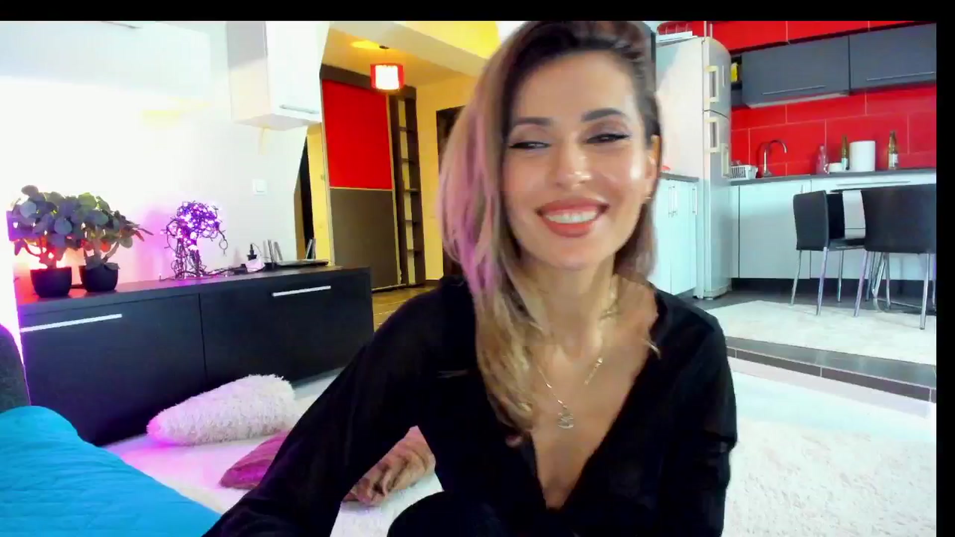 Gallery image thumbnail from SmileyTinaa's myfreecams stream on, 04/04/2025, 24:17 image 5 of 20
