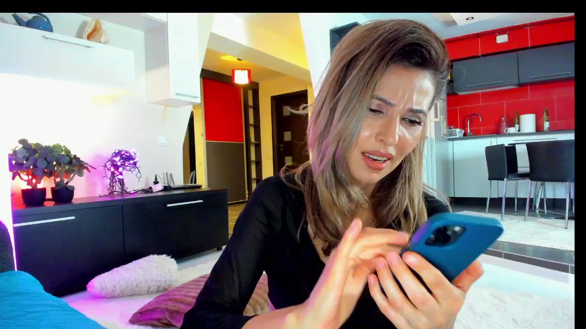 Gallery image thumbnail from SmileyTinaa's myfreecams stream on, 04/04/2025, 24:17 image 4 of 20