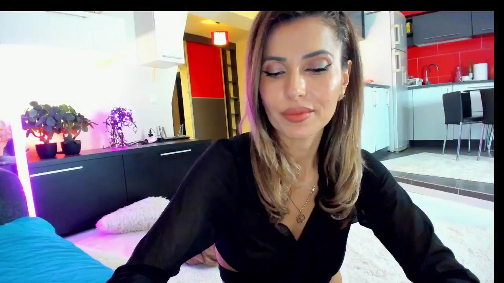 Gallery image thumbnail from SmileyTinaa's myfreecams stream on, 04/04/2025, 24:17 image 2 of 20