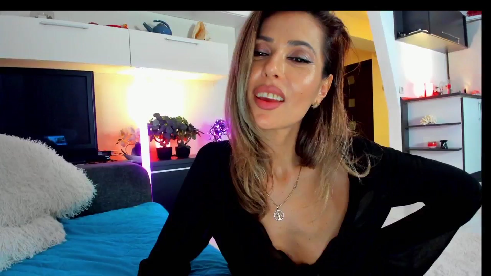 Gallery image thumbnail from SmileyTinaa's myfreecams stream on, 04/04/2025, 24:17 image 14 of 20