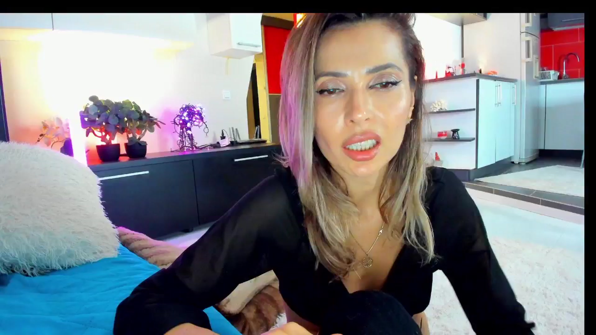 Gallery image thumbnail from SmileyTinaa's myfreecams stream on, 04/04/2025, 03:15 image 3 of 20