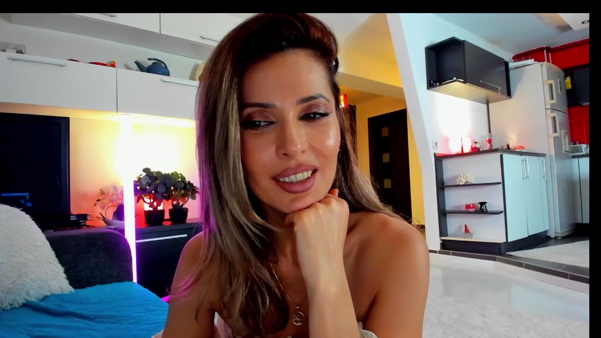 Gallery image thumbnail from SmileyTinaa's myfreecams stream on, 04/11/2025, 24:07 image 5 of 20