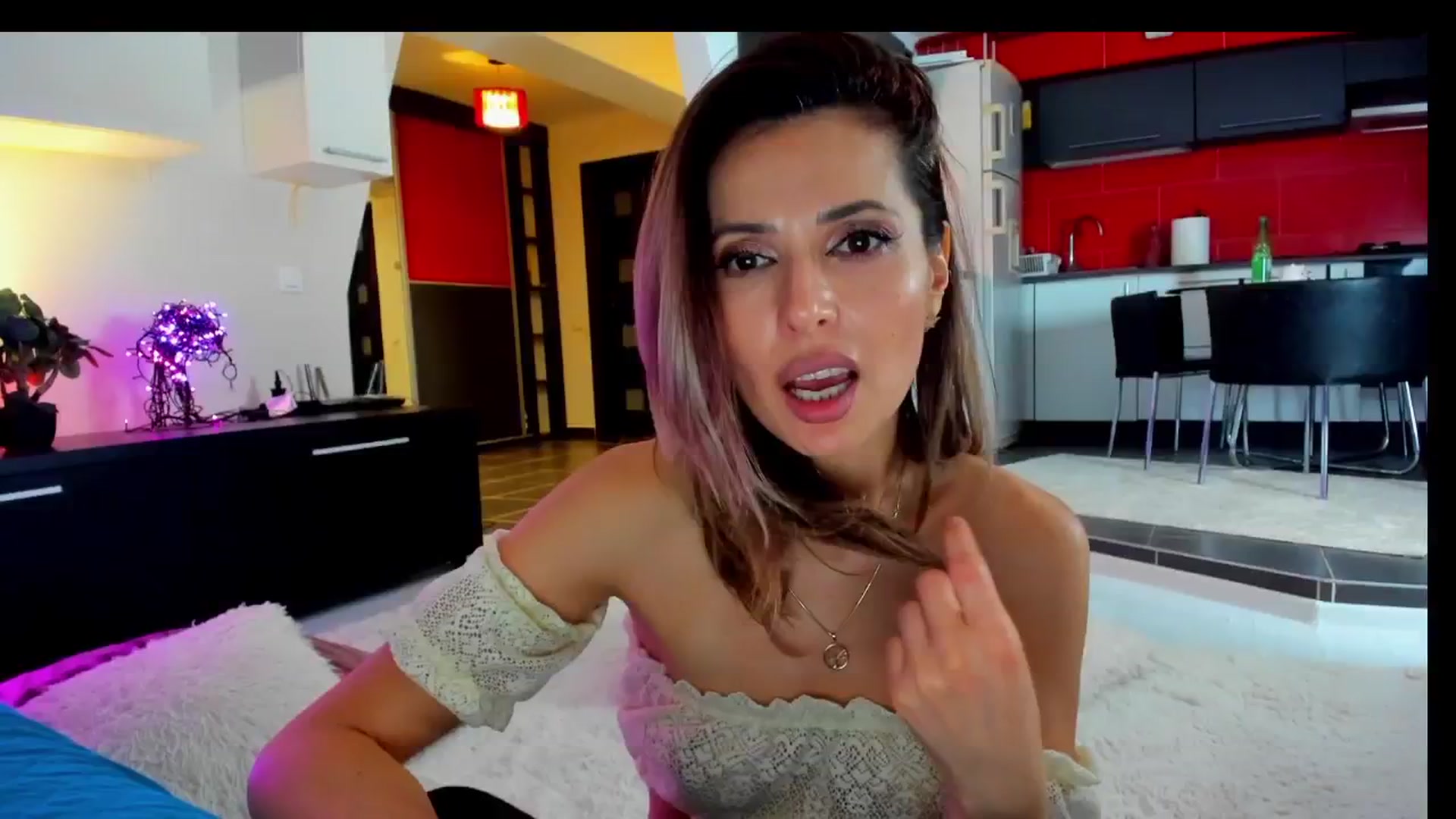 Gallery image thumbnail from SmileyTinaa's myfreecams stream on, 04/11/2025, 24:07 image 17 of 20