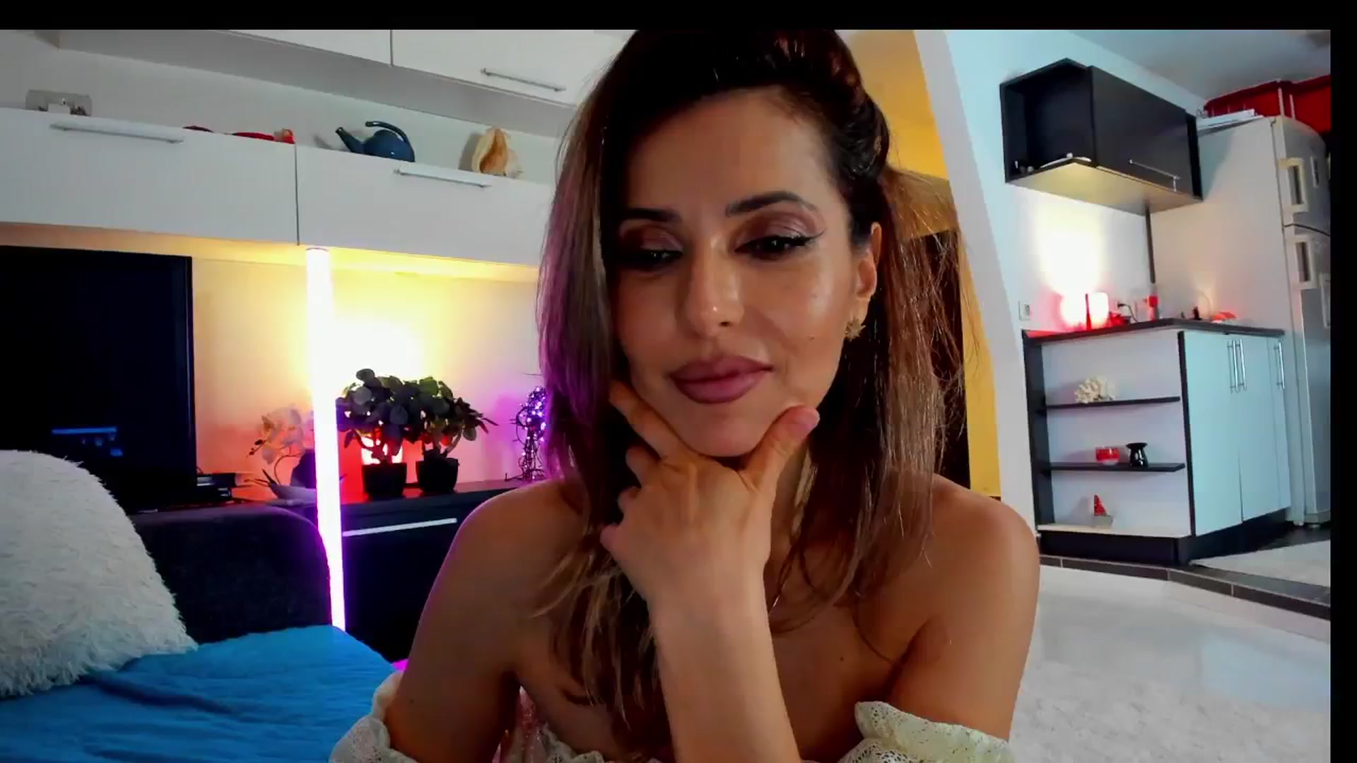 Gallery image thumbnail from SmileyTinaa's myfreecams stream on, 04/11/2025, 24:07 image 6 of 20