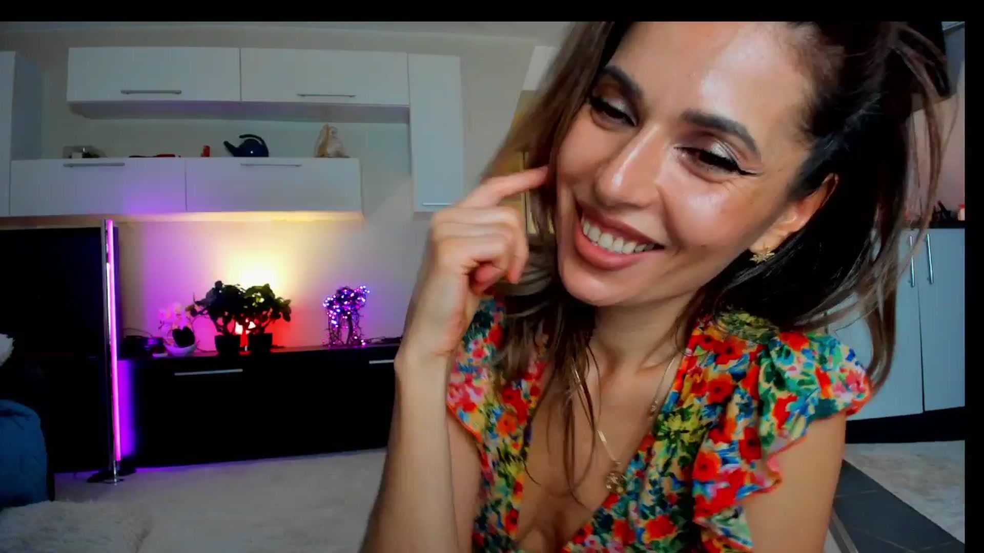 Gallery image thumbnail from SmileyTinaa's myfreecams stream on, 04/12/2025, 24:10 image 17 of 20