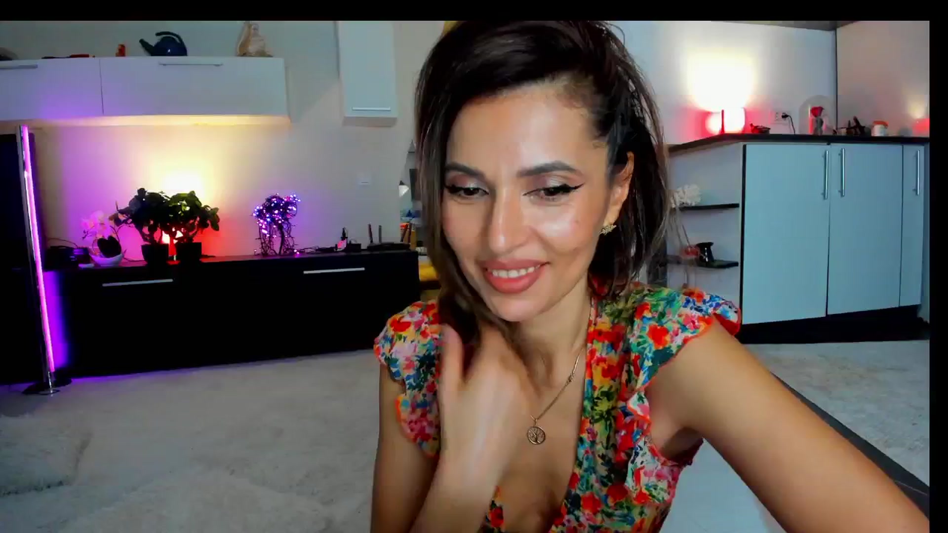 Gallery image thumbnail from SmileyTinaa's myfreecams stream on, 04/12/2025, 24:10 image 14 of 20