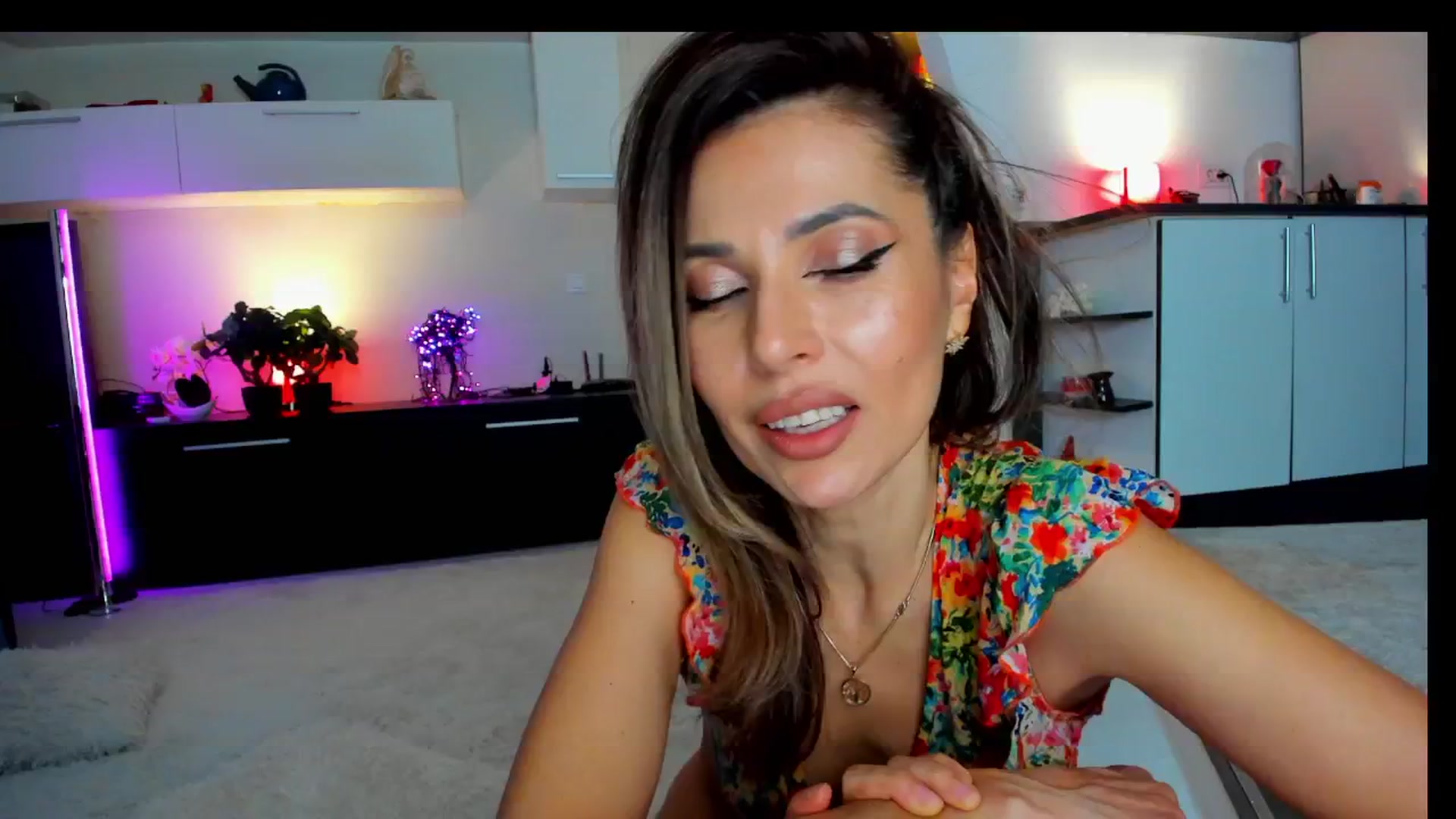 Gallery image thumbnail from SmileyTinaa's myfreecams stream on, 04/12/2025, 24:10 image 13 of 20