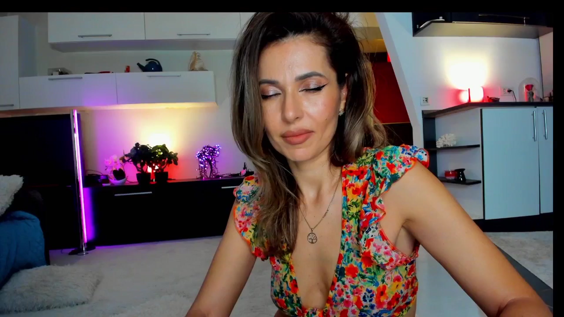 Gallery image thumbnail from SmileyTinaa's myfreecams stream on, 04/12/2025, 24:10 image 5 of 20