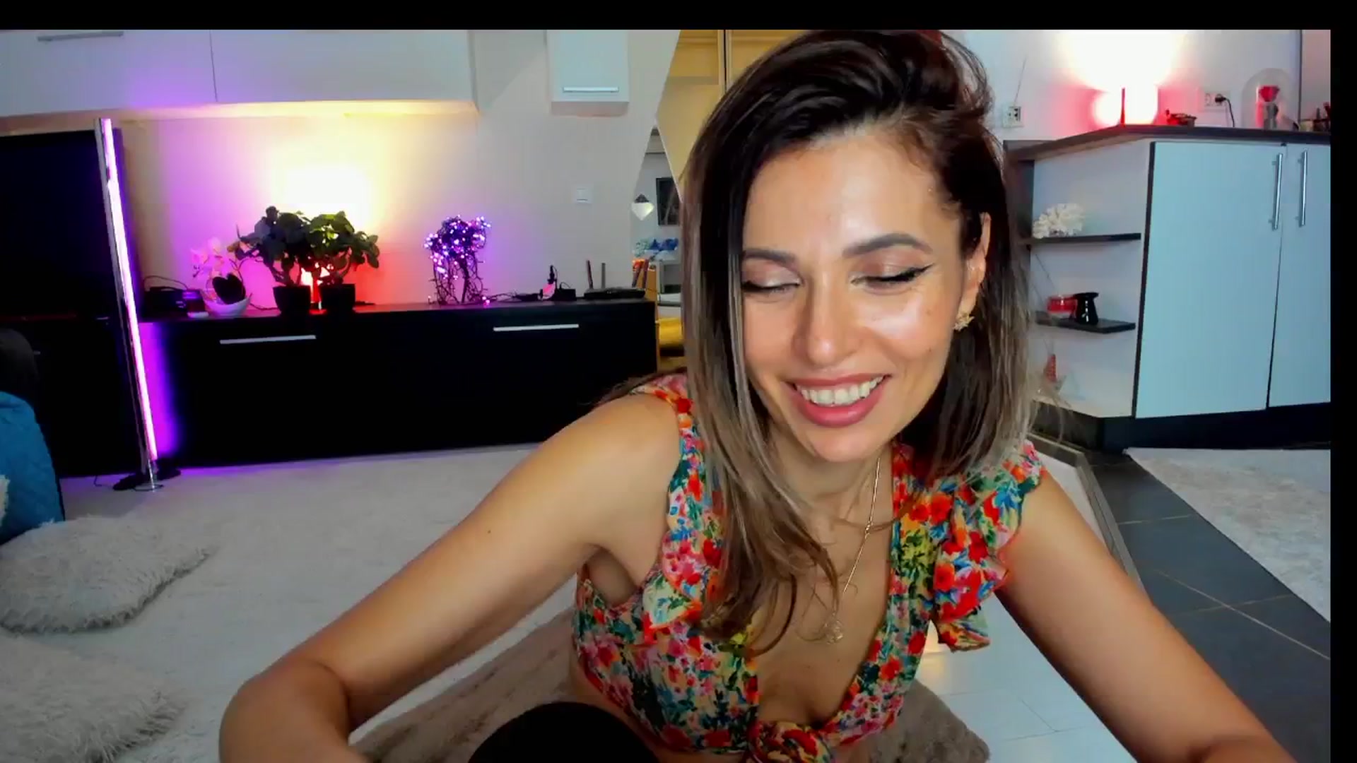 Gallery image thumbnail from SmileyTinaa's myfreecams stream on, 04/12/2025, 05:43 image 12 of 20