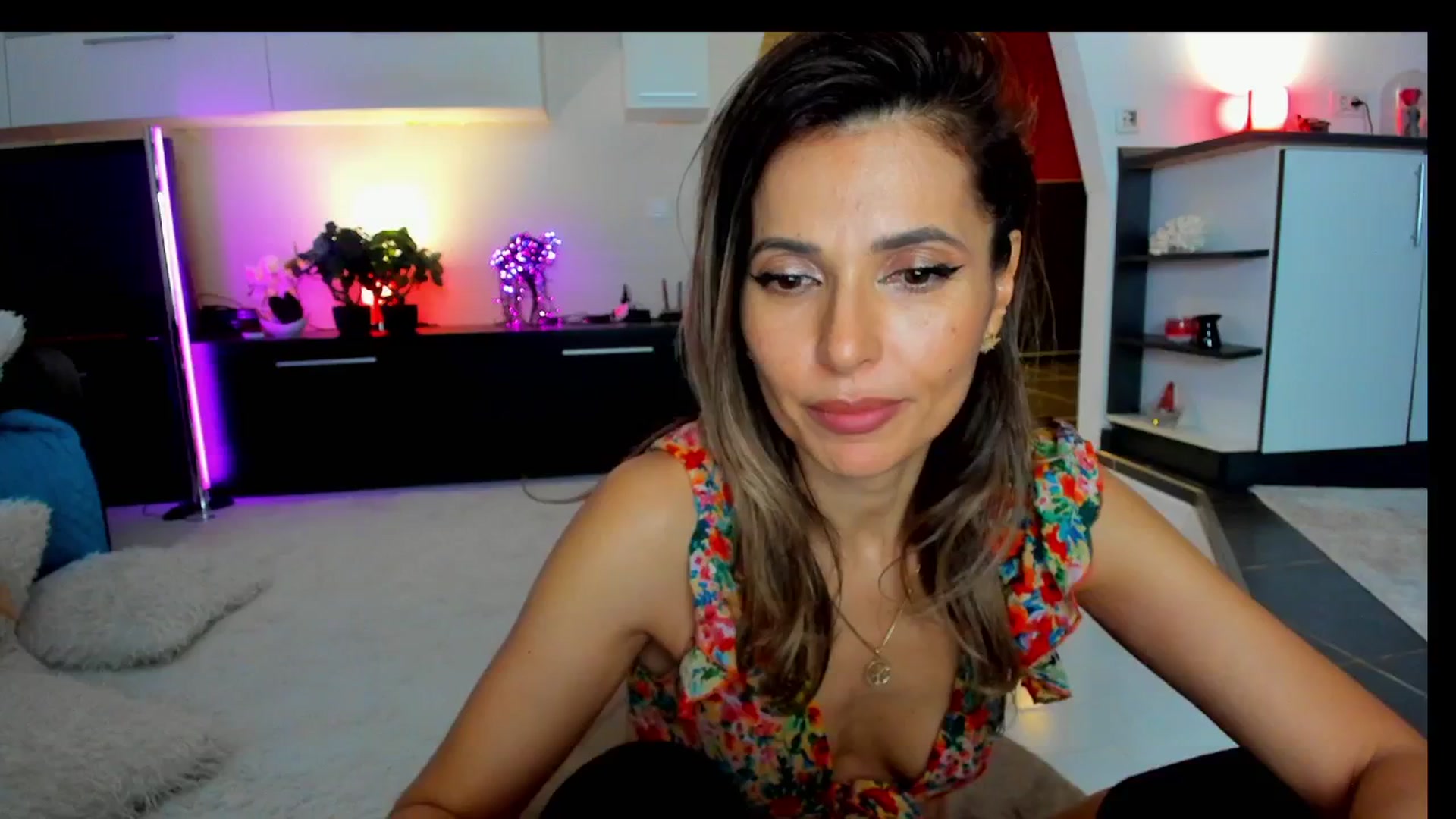 Gallery image thumbnail from SmileyTinaa's myfreecams stream on, 04/12/2025, 05:43 image 6 of 20