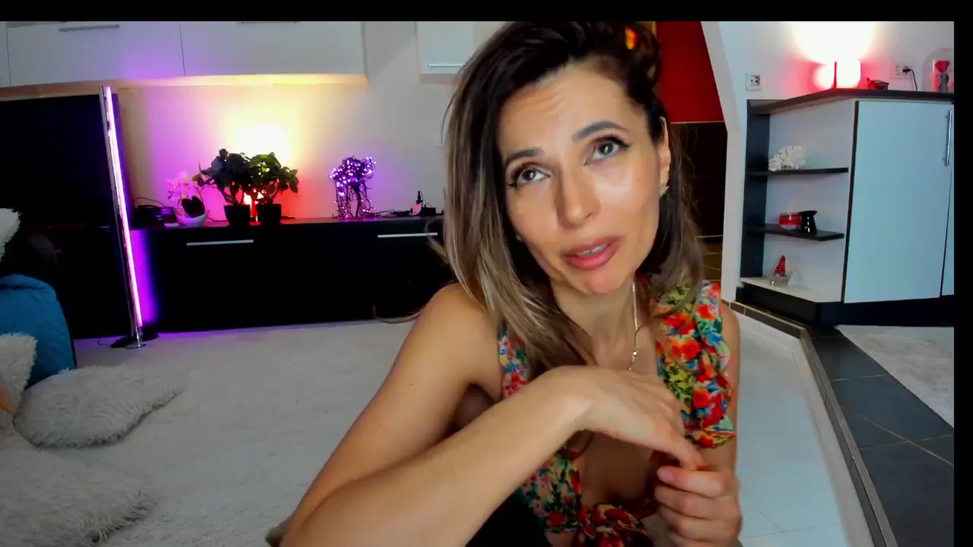 Gallery image thumbnail from SmileyTinaa's myfreecams stream on, 04/12/2025, 05:43 image 4 of 20