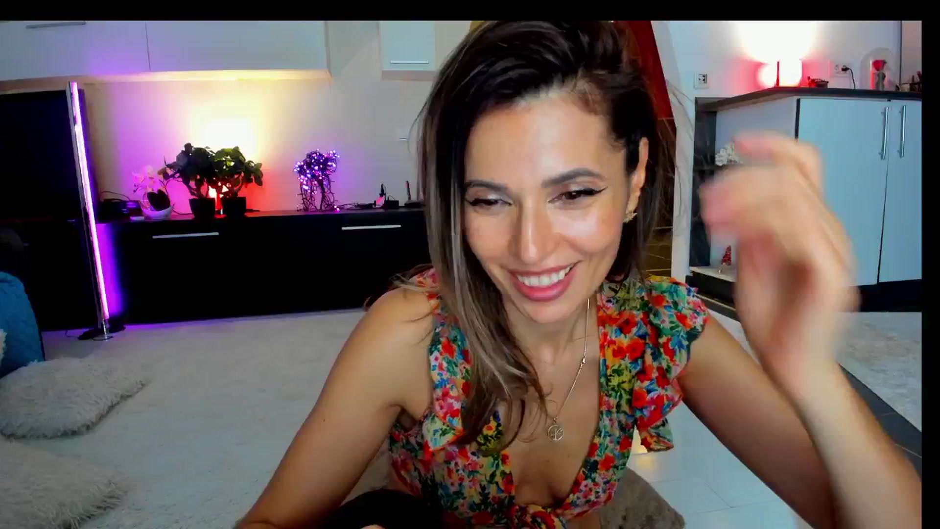Gallery image thumbnail from SmileyTinaa's myfreecams stream on, 04/12/2025, 05:43 image 10 of 20