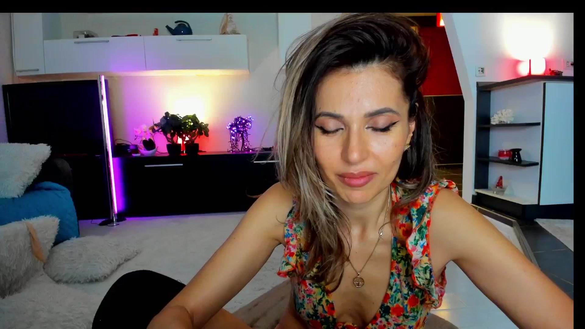 Gallery image thumbnail from SmileyTinaa's myfreecams stream on, 04/12/2025, 05:43 image 1 of 20