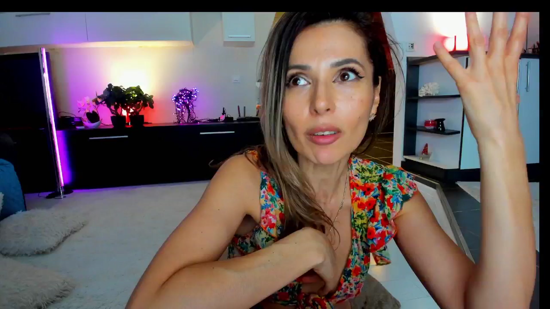 Gallery image thumbnail from SmileyTinaa's myfreecams stream on, 04/12/2025, 05:43 image 9 of 20
