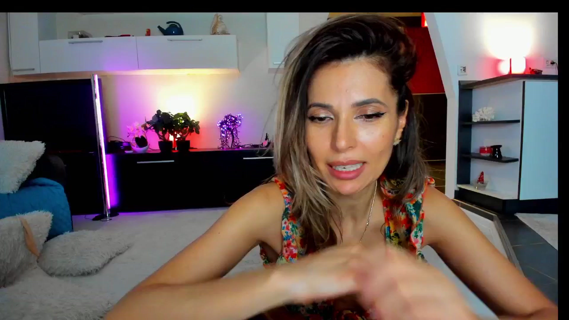 Gallery image thumbnail from SmileyTinaa's myfreecams stream on, 04/12/2025, 05:43 image 3 of 20