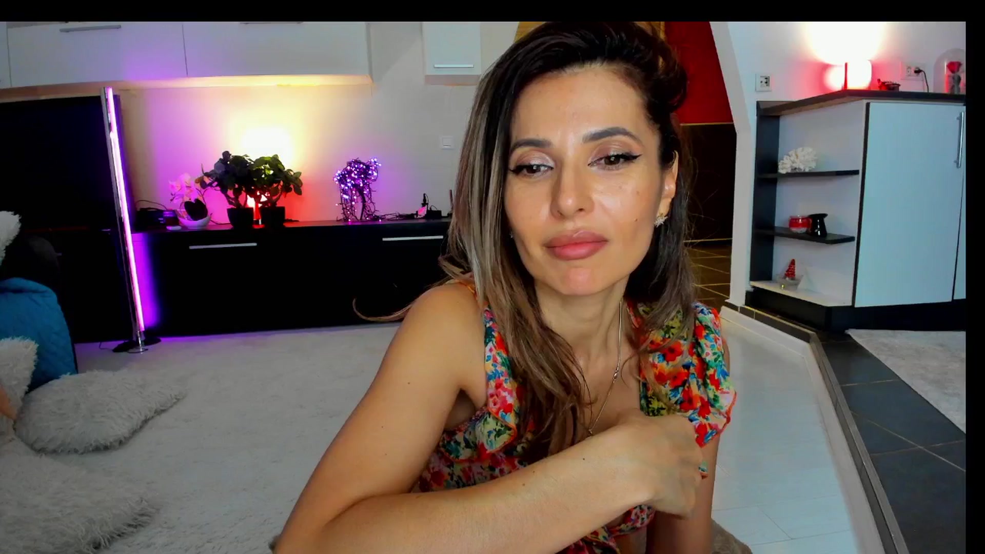 Gallery image thumbnail from SmileyTinaa's myfreecams stream on, 04/12/2025, 05:43 image 5 of 20
