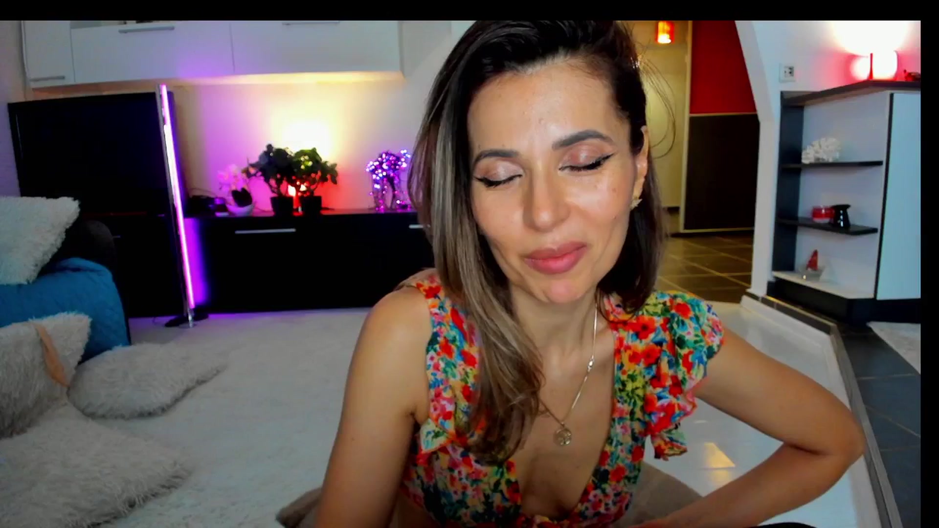 Gallery image thumbnail from SmileyTinaa's myfreecams stream on, 04/12/2025, 05:43 image 20 of 20