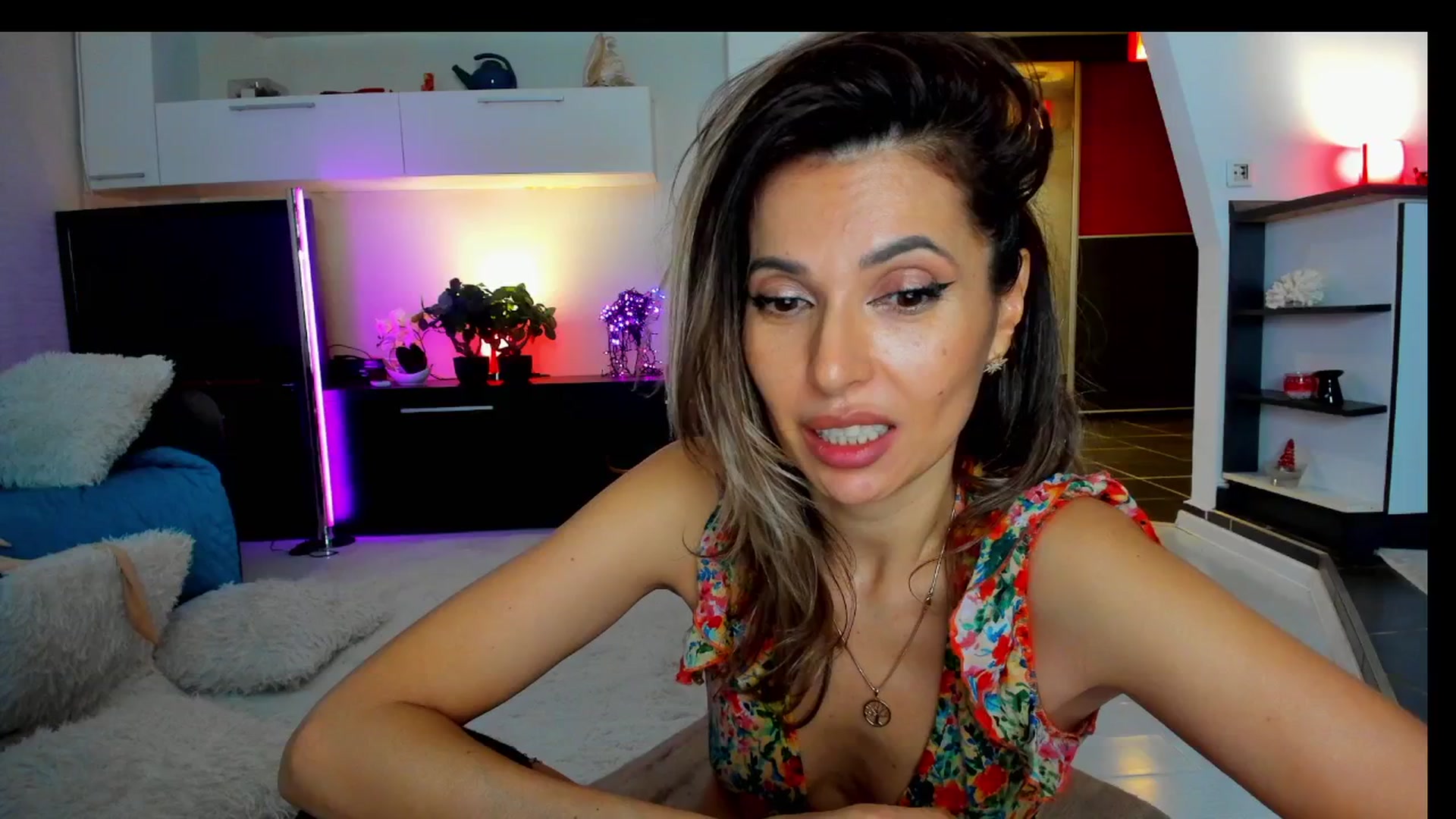 Gallery image thumbnail from SmileyTinaa's myfreecams stream on, 04/12/2025, 05:43 image 2 of 20