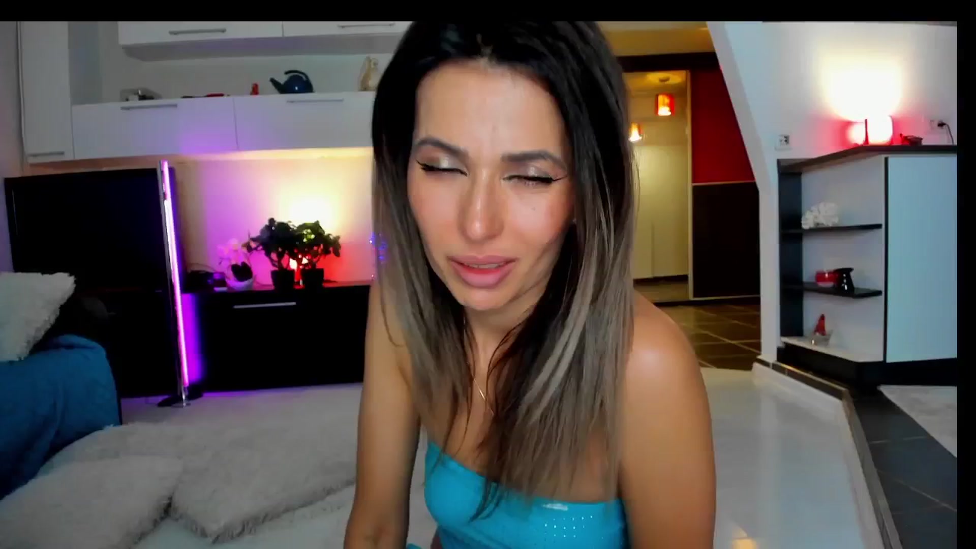 Gallery image thumbnail from SmileyTinaa's myfreecams stream on, 04/17/2025, 23:53 image 15 of 20