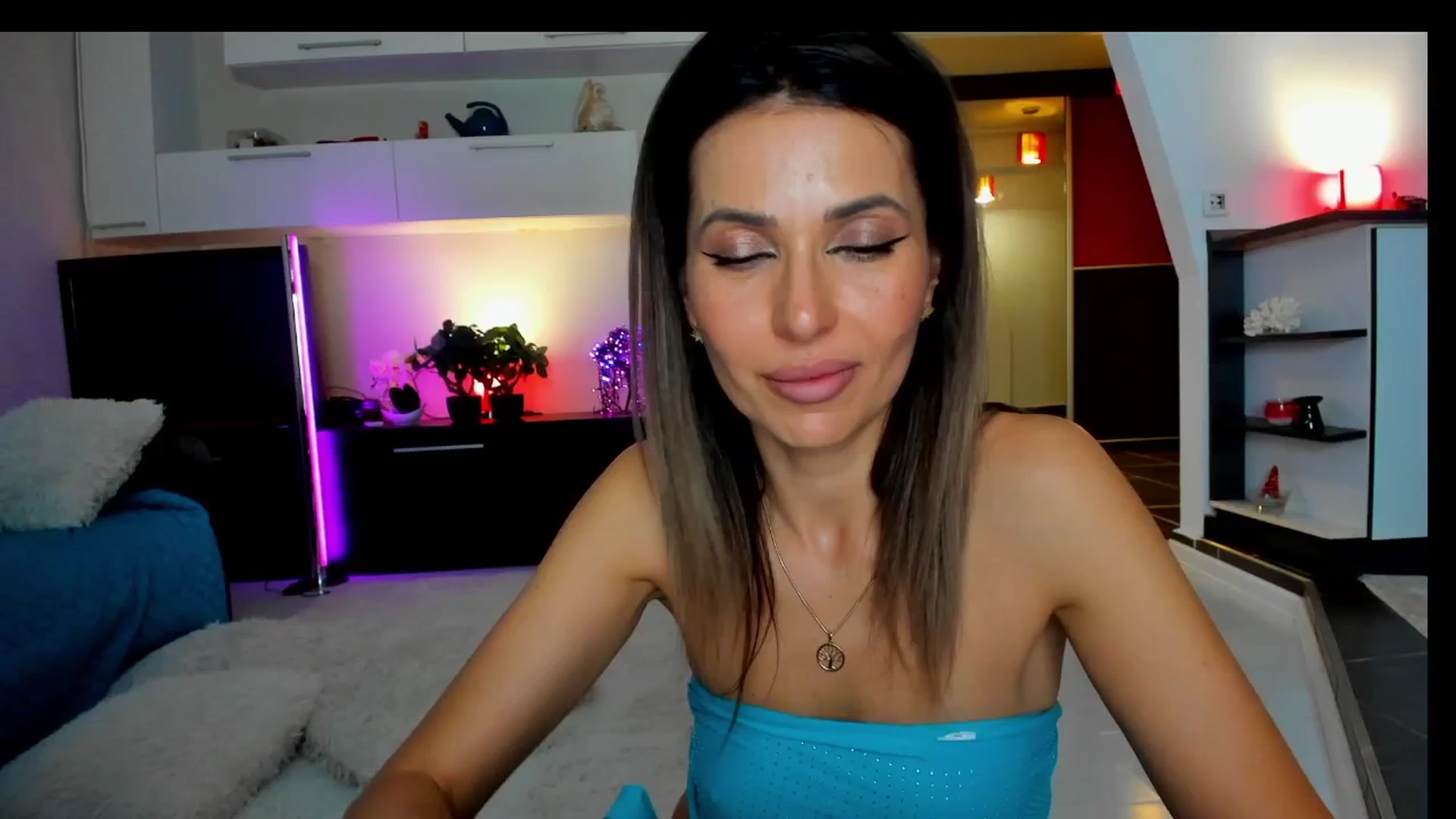 Gallery image thumbnail from SmileyTinaa's myfreecams stream on, 04/17/2025, 23:53 image 11 of 20