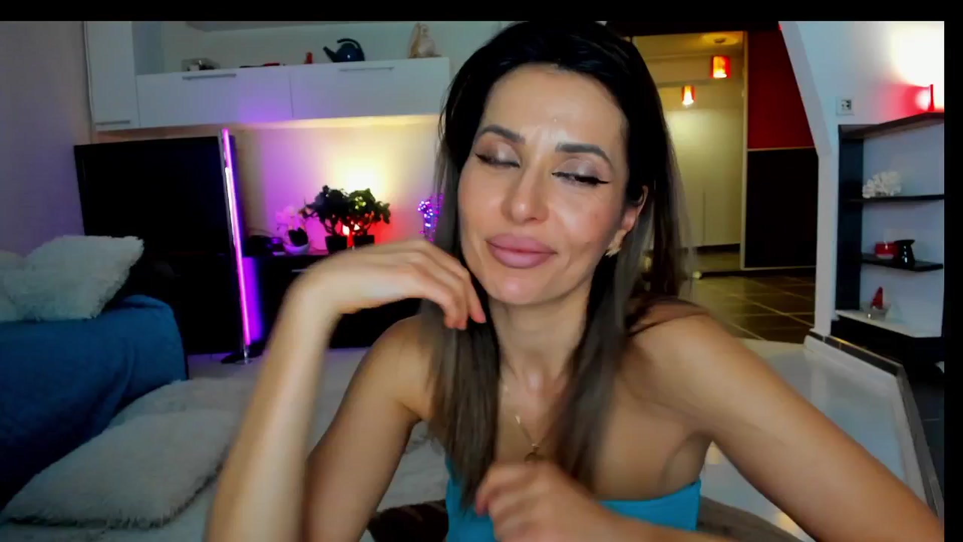 Gallery image thumbnail from SmileyTinaa's myfreecams stream on, 04/17/2025, 23:53 image 4 of 20