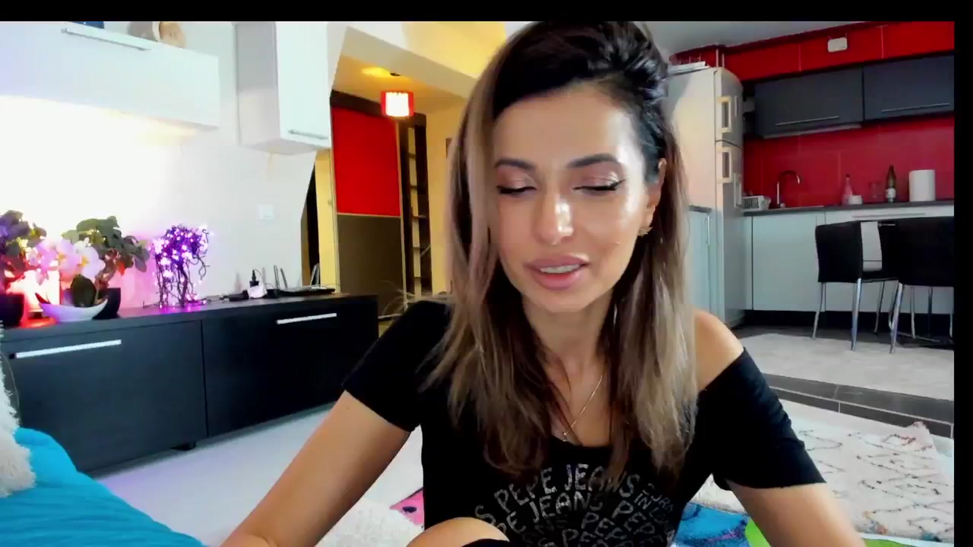 Gallery image thumbnail from SmileyTinaa's myfreecams stream on, 04/19/2025, 24:34 image 3 of 20
