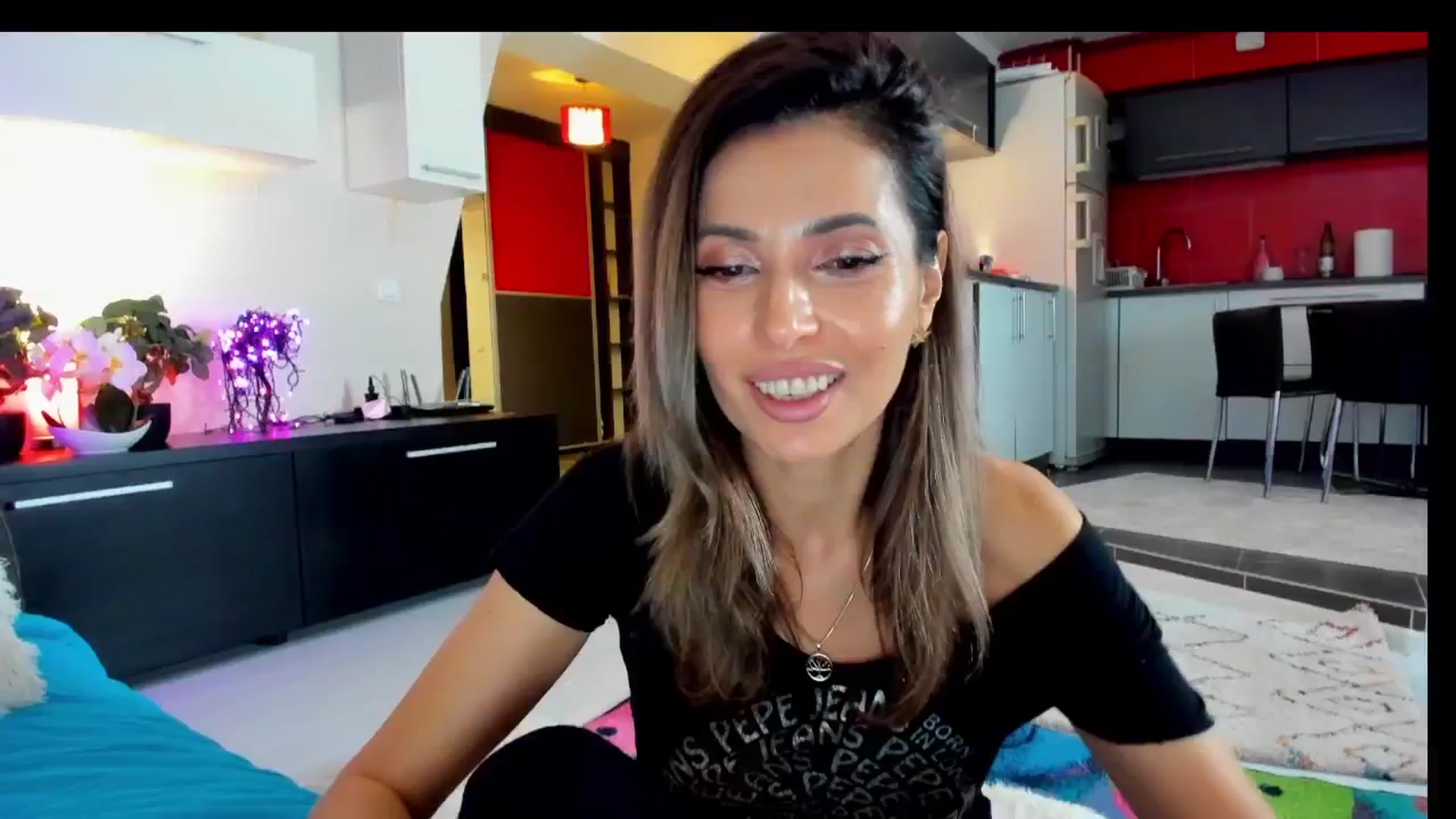 Gallery image thumbnail from SmileyTinaa's myfreecams stream on, 04/19/2025, 24:34 image 4 of 20