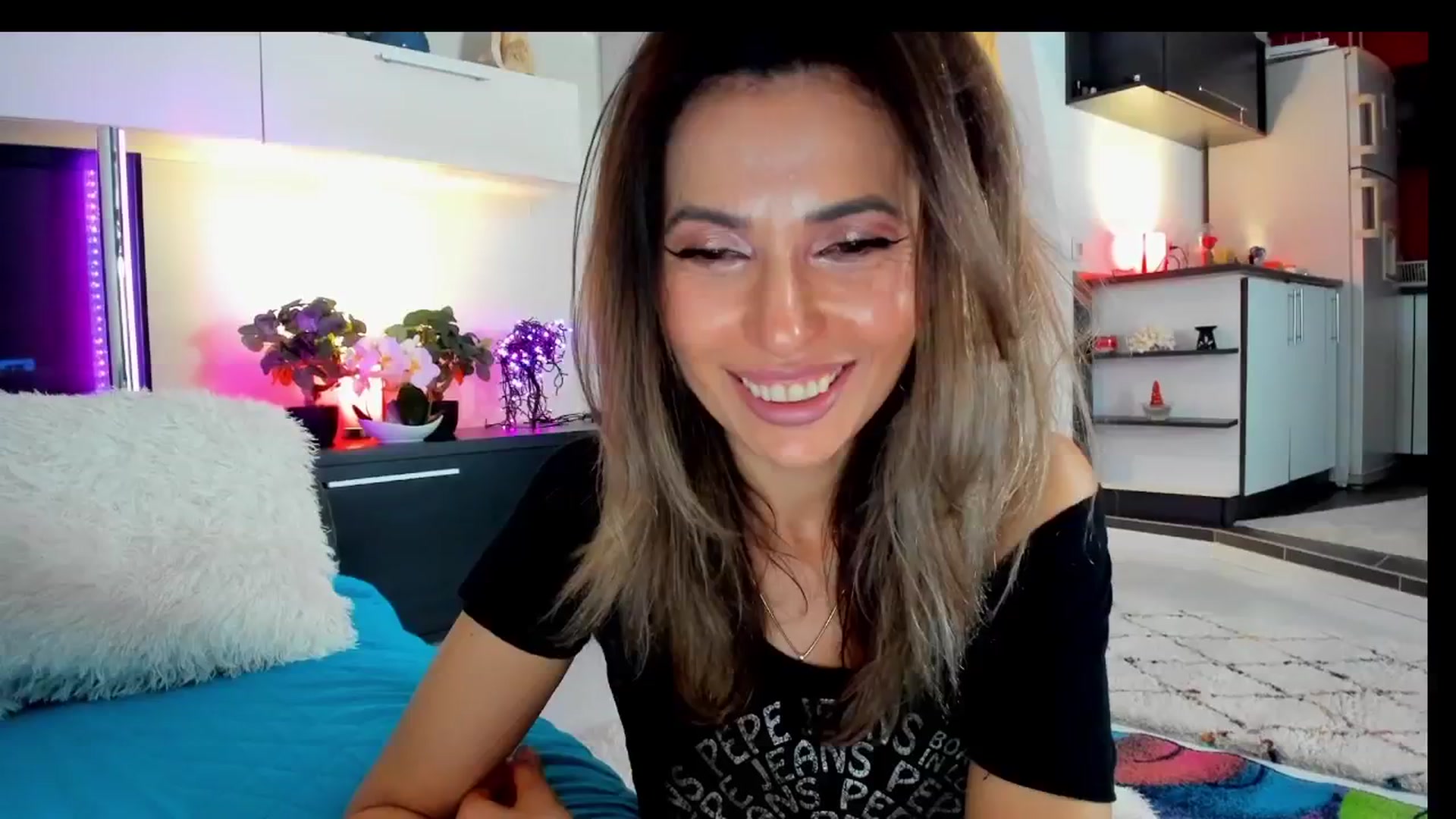 Gallery image thumbnail from SmileyTinaa's myfreecams stream on, 04/19/2025, 24:34 image 15 of 20