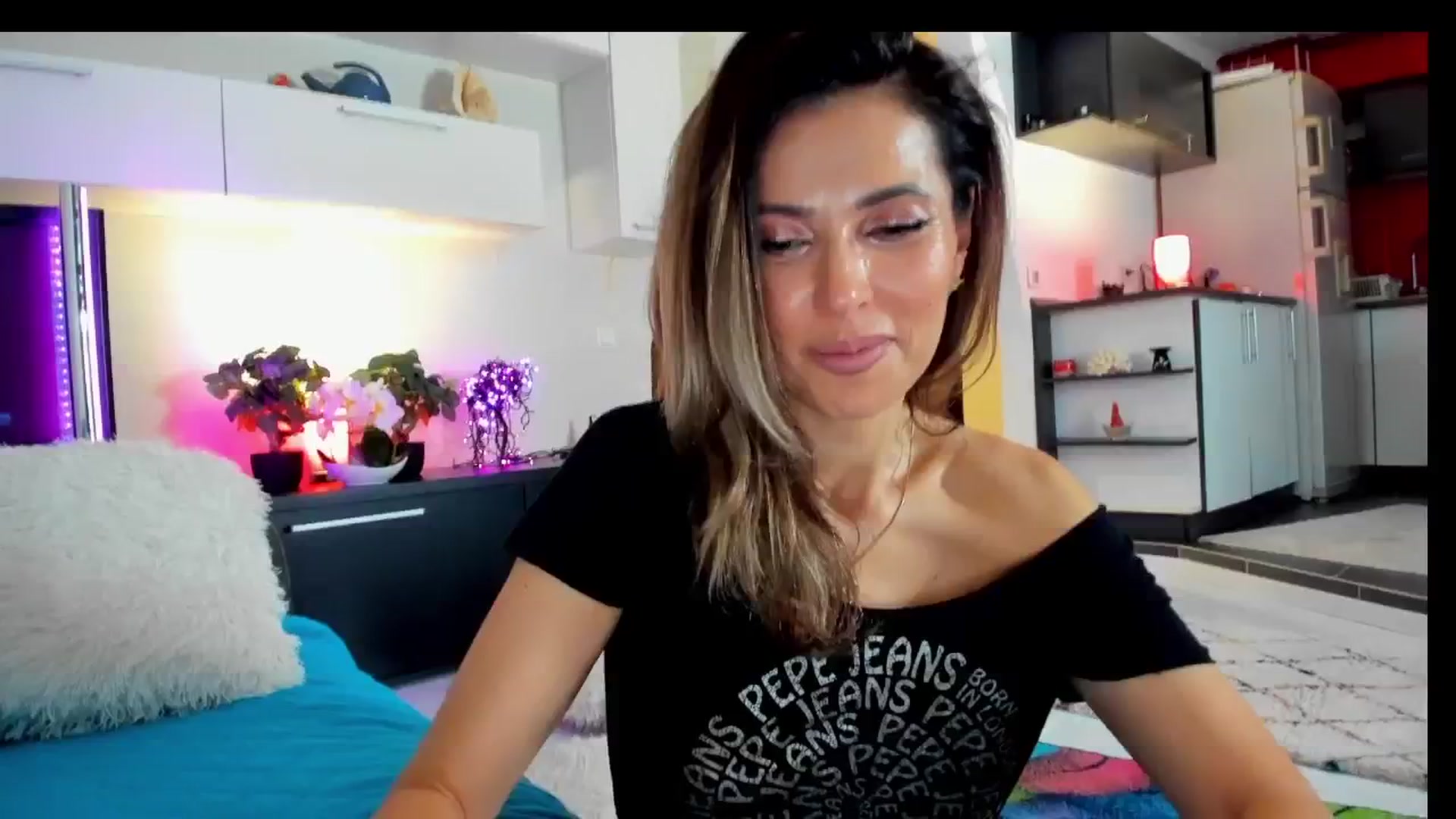 Gallery image thumbnail from SmileyTinaa's myfreecams stream on, 04/19/2025, 24:34 image 20 of 20