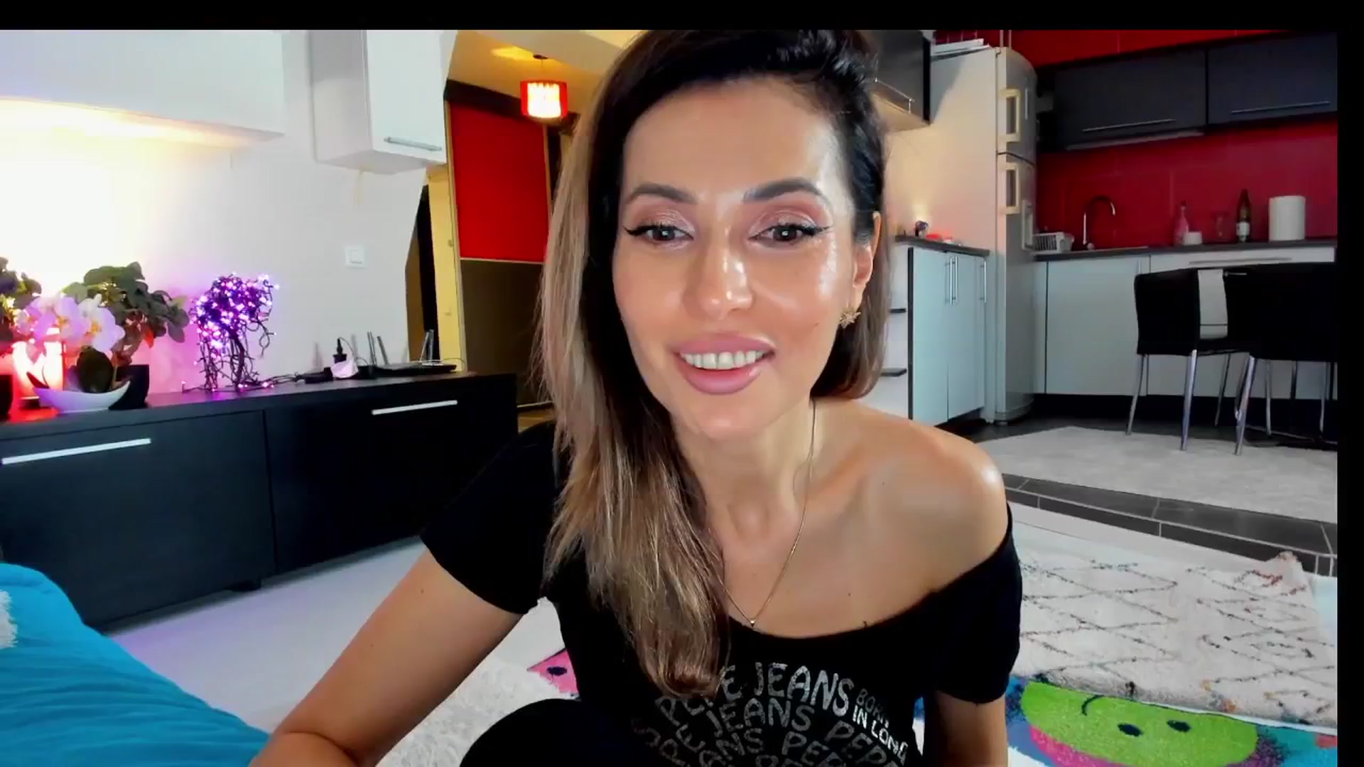 Gallery image thumbnail from SmileyTinaa's myfreecams stream on, 04/19/2025, 24:34 image 7 of 20