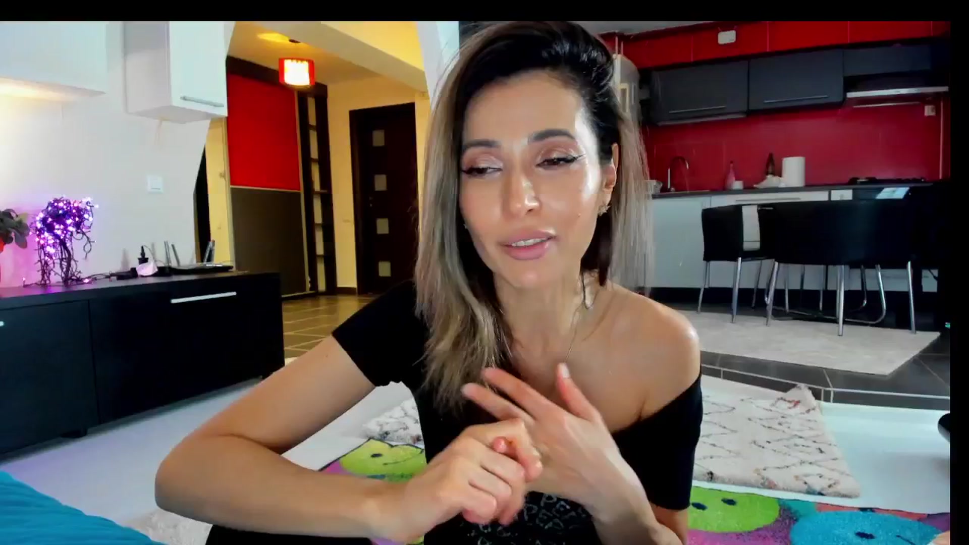 Gallery image thumbnail from SmileyTinaa's myfreecams stream on, 04/19/2025, 24:34 image 13 of 20