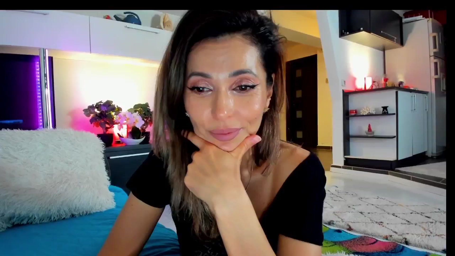 Gallery image thumbnail from SmileyTinaa's myfreecams stream on, 04/19/2025, 24:34 image 9 of 20