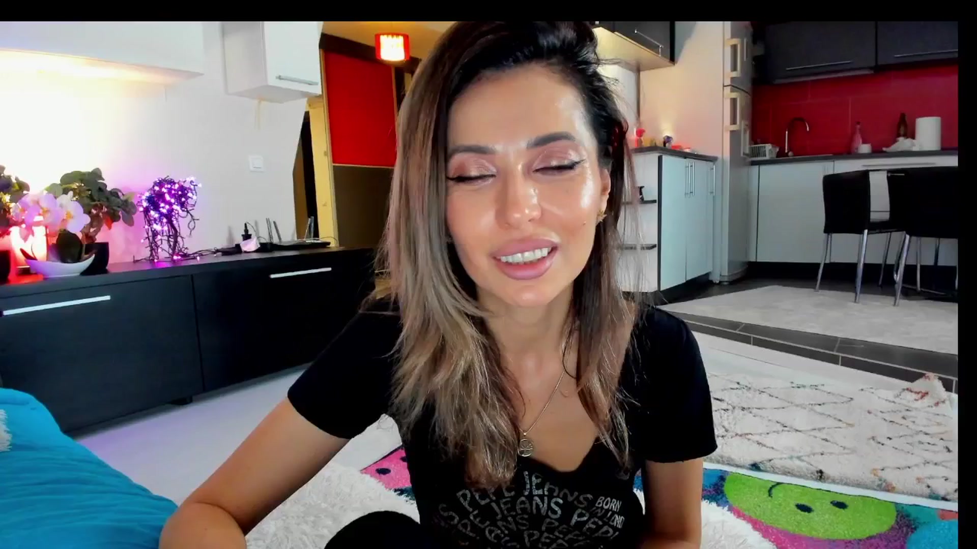 Gallery image thumbnail from SmileyTinaa's myfreecams stream on, 04/19/2025, 24:34 image 11 of 20