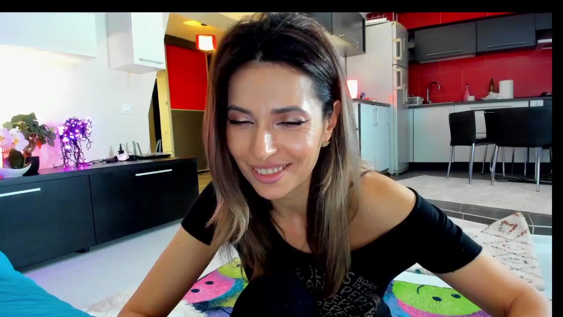 Gallery image thumbnail from SmileyTinaa's myfreecams stream on, 04/19/2025, 01:15 image 2 of 20
